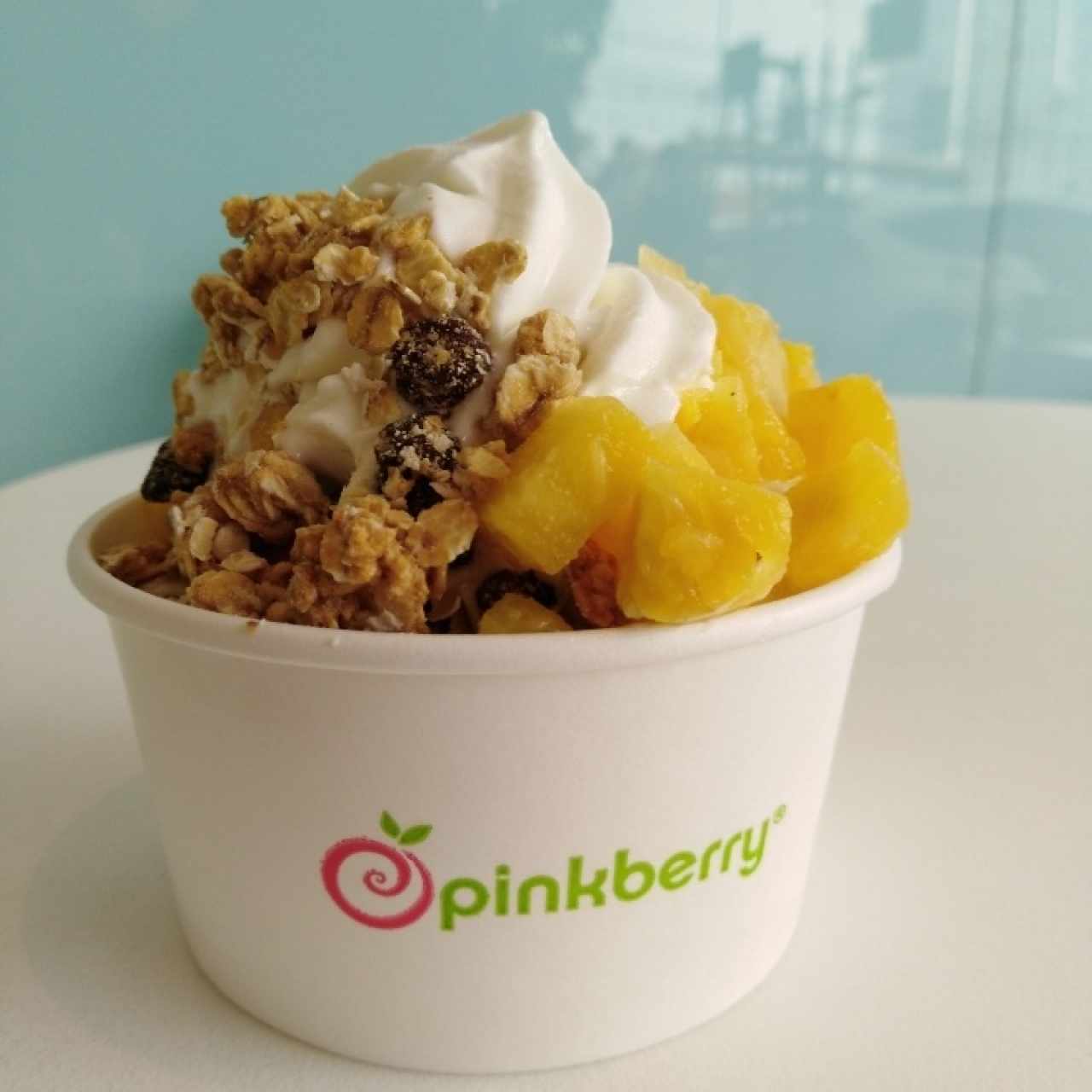 Yogurt natural con piña y granola