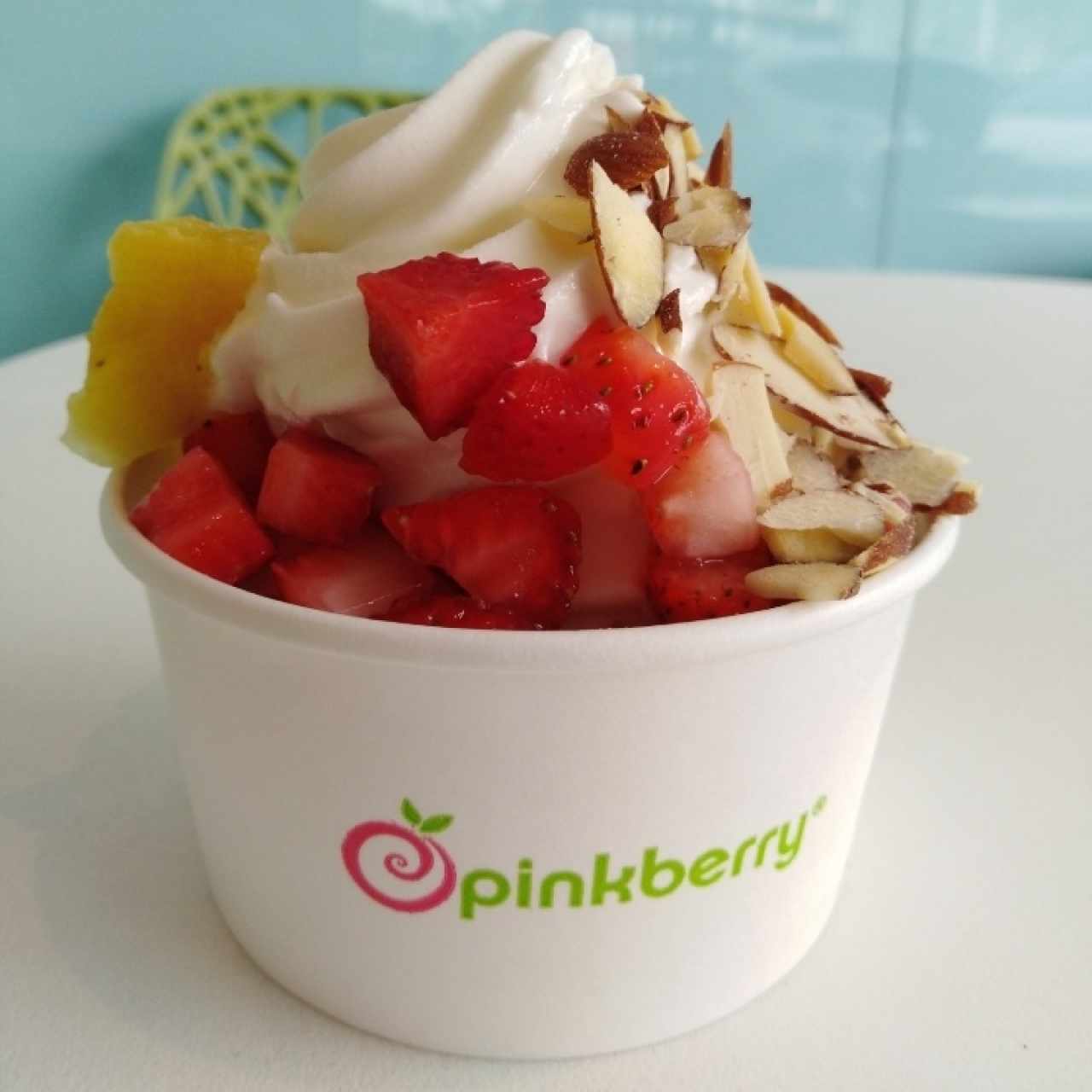 yogurt natural con piña, fresa y almendras