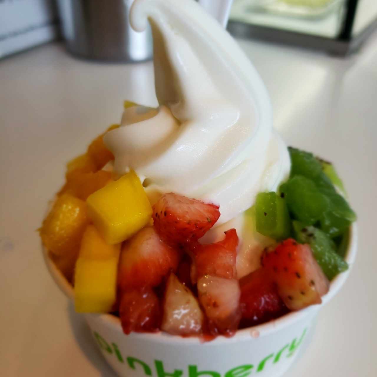 Yogurt original con fresas, kiwi, mango y piña