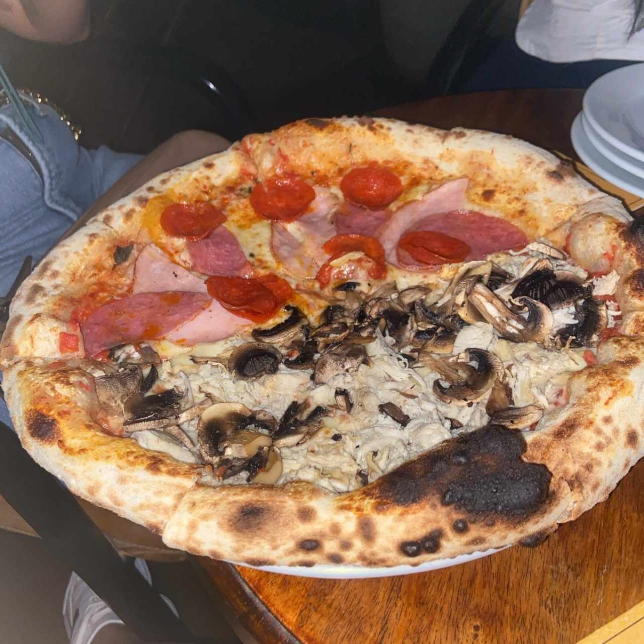 Mix de pizza mitad rana mitad pollo y hongos
