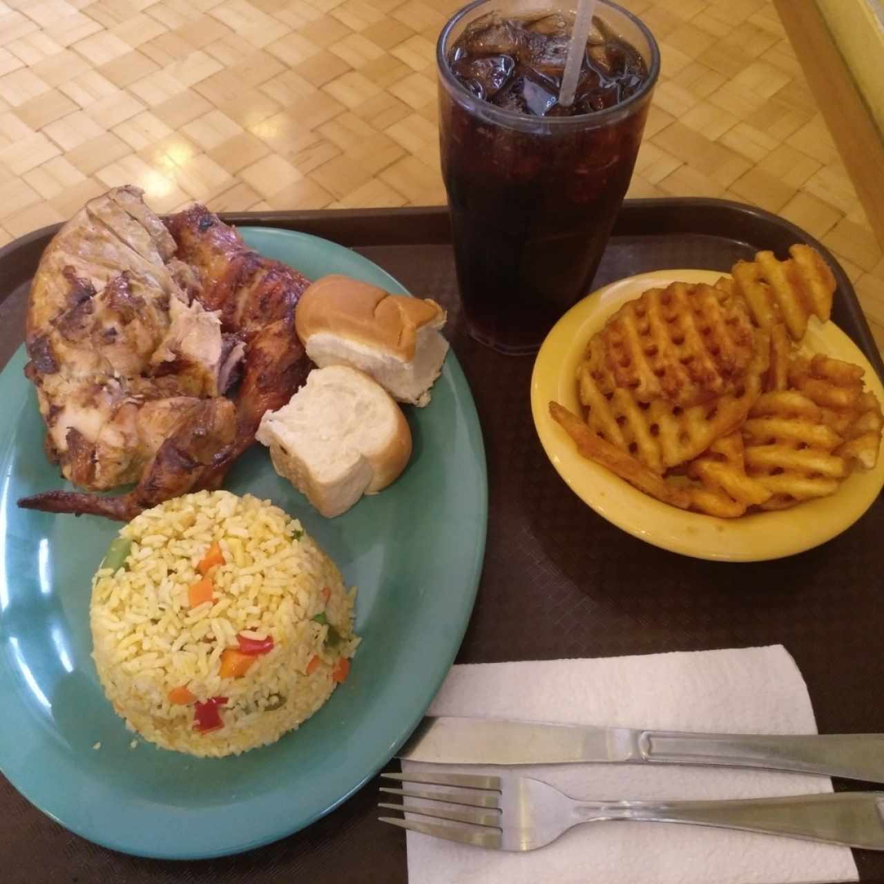 Combo: 1/2 pollo + 2 acompañamientos = arroz amarillo y papas crispy