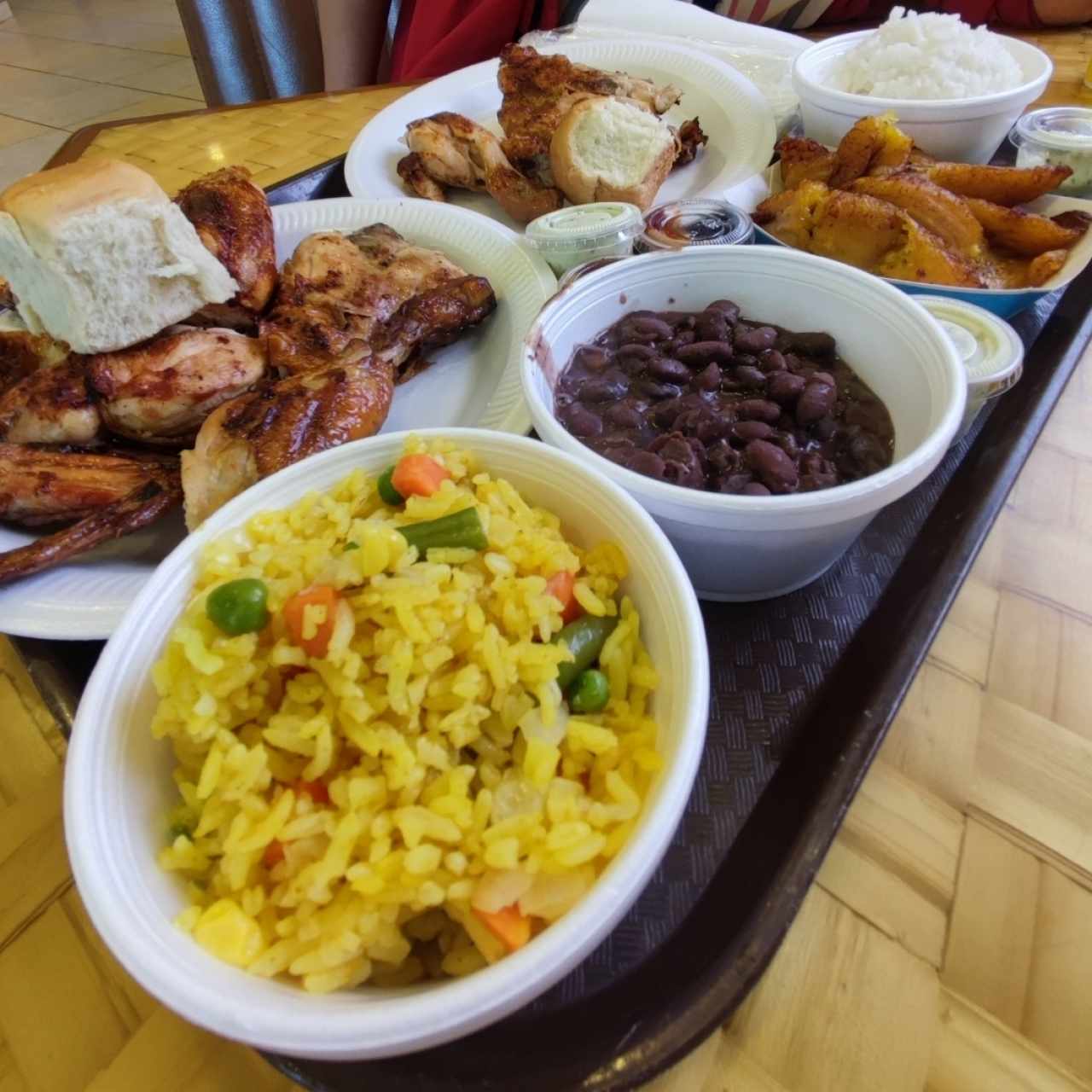 1/2 Pollo con 2 acompañamientos