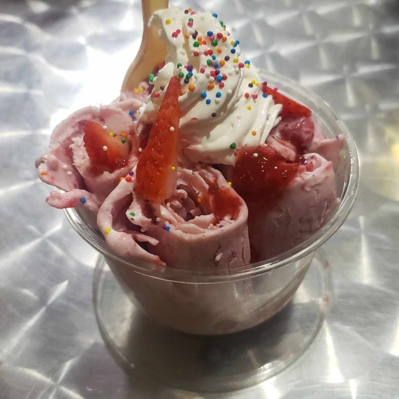 rollito de helado de fresa