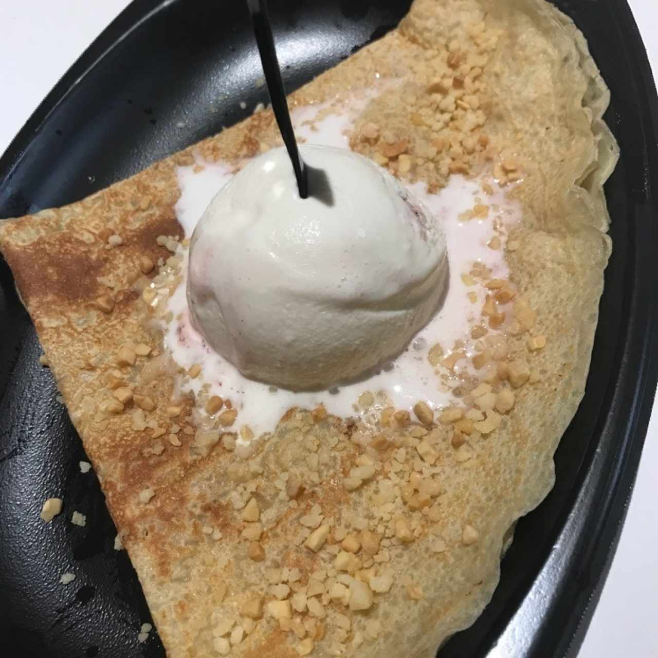 Crepe Dulce de helado de cheese Cake con almendra crocante