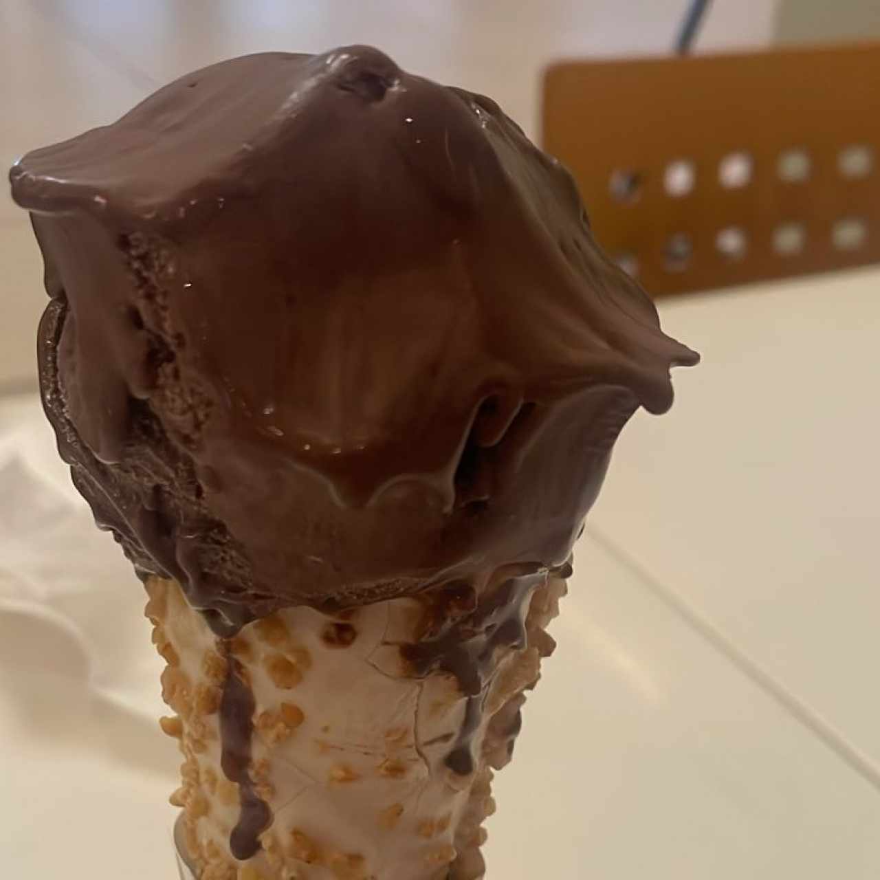 Helado de ferrero con cono de ferrero