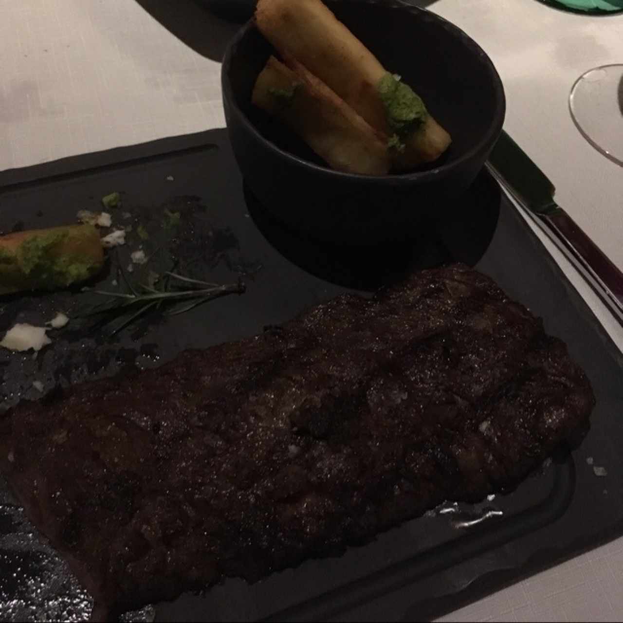 entraña con yucas al mojo