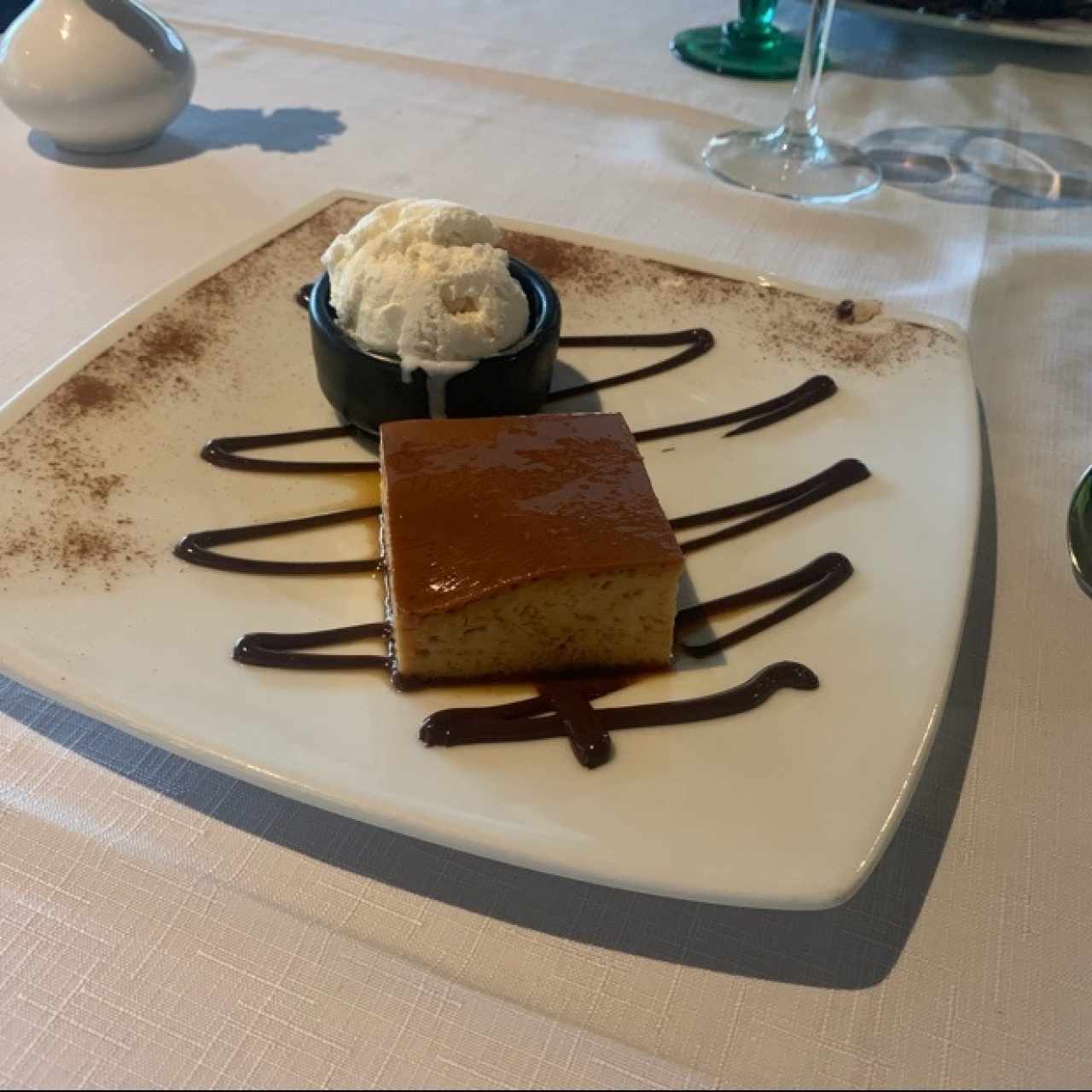 Flan de coco con helado de vainilla