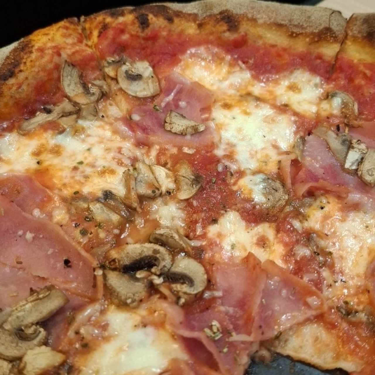 Pizzas Clásicas - Jamón y hongos $14.50 - $22.00