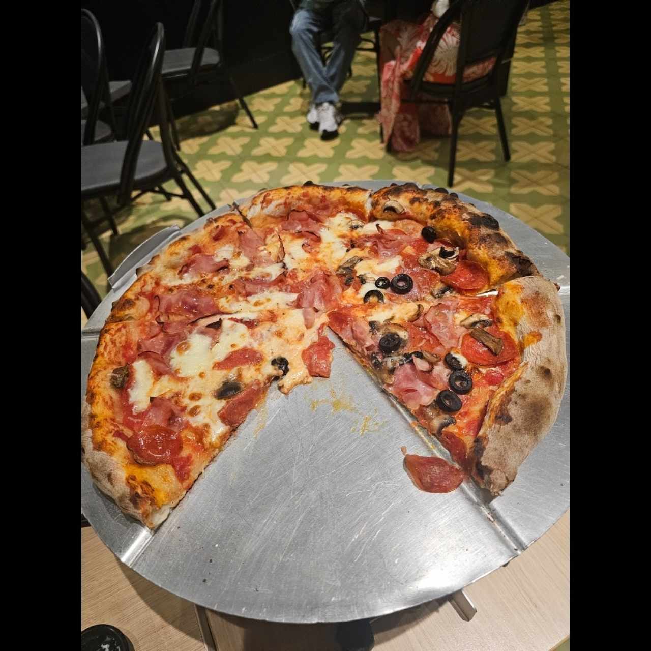 Pizzas Especiales - Don Tomasino $16.50 - $25.00, mitad Don tomassino y mitad jamón