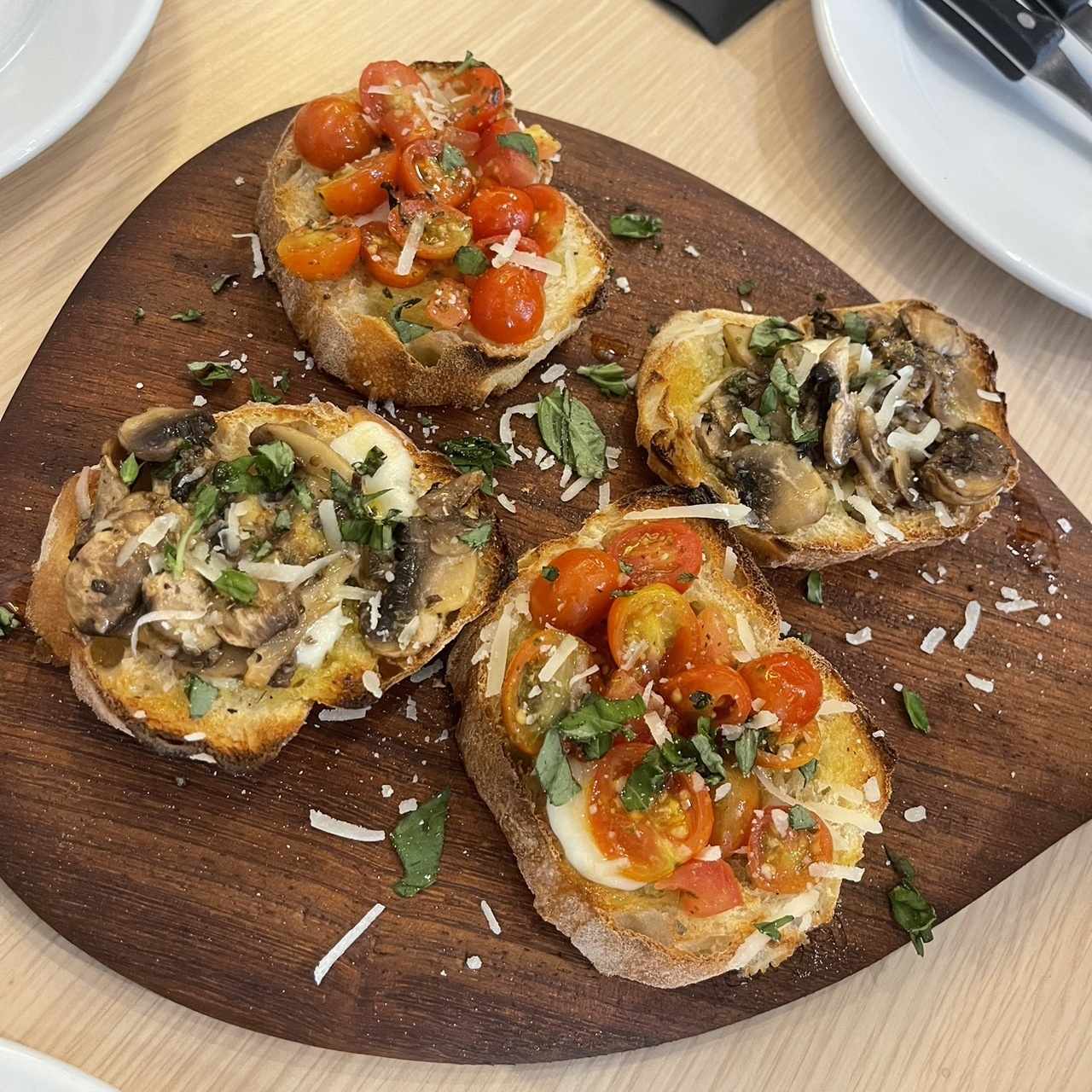Entradas - BRUSCHETTA MIXTA