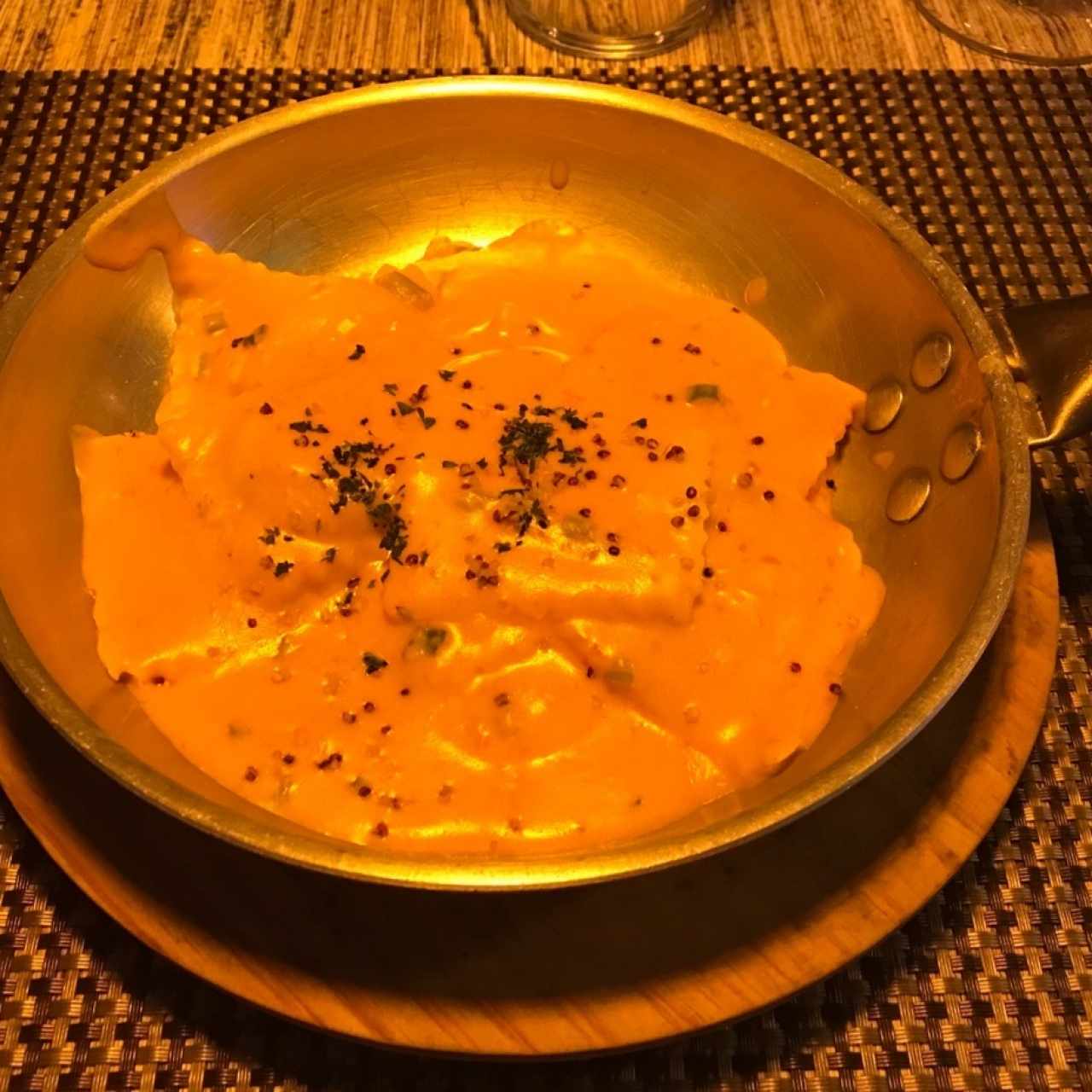 Ravioli de Salmon Ahumado y Queso Ricotta, a la Crema de Cebollina Junto a raviolis de Berenjena