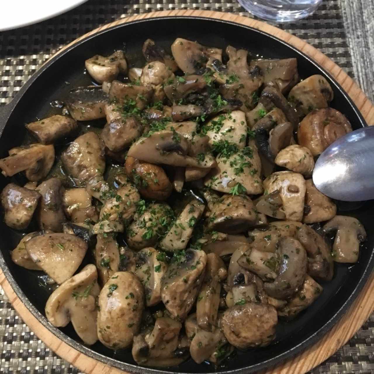 Antipasti - Champiñones Al Ajillo