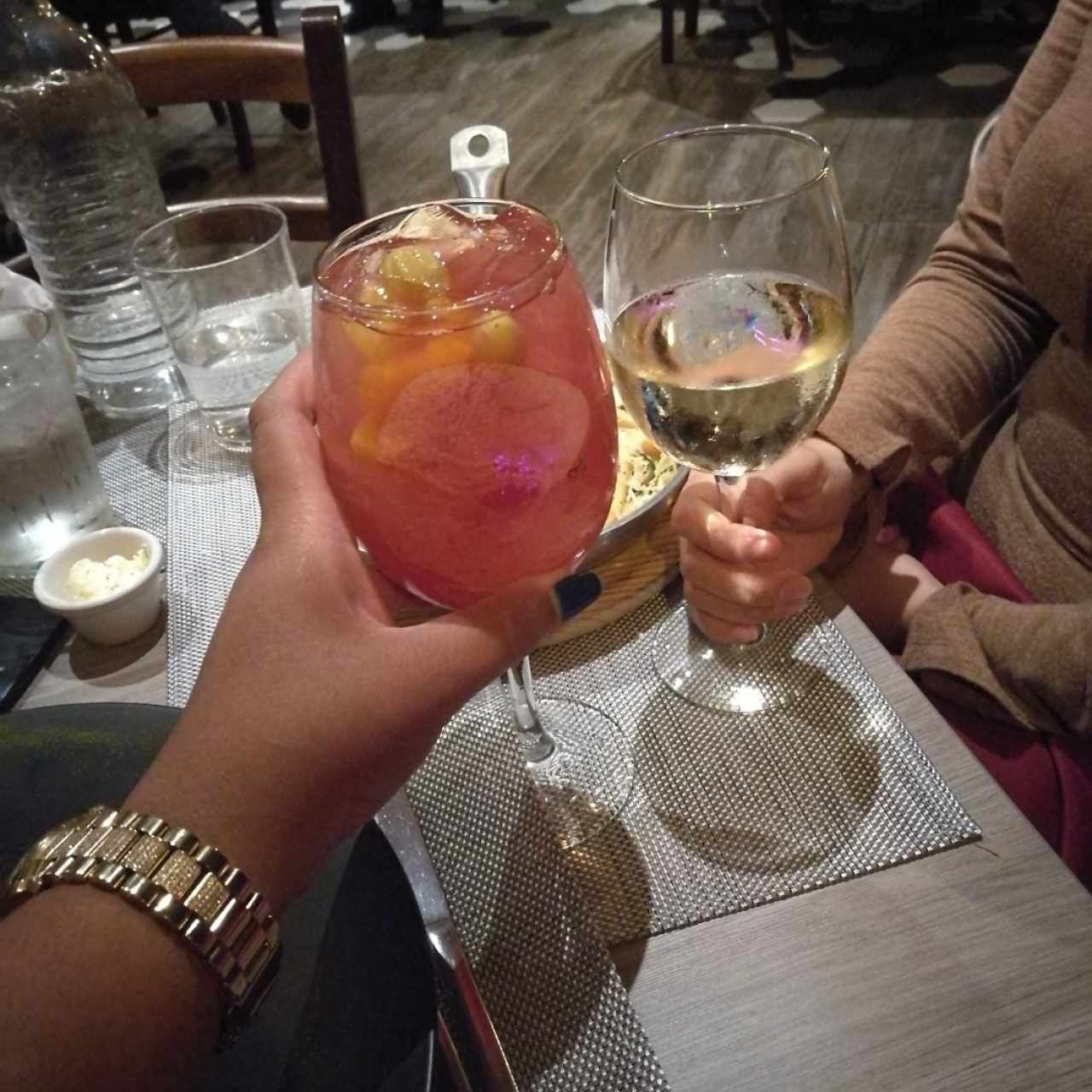 Sangría rosada y copa de vino blanco pinot grigio