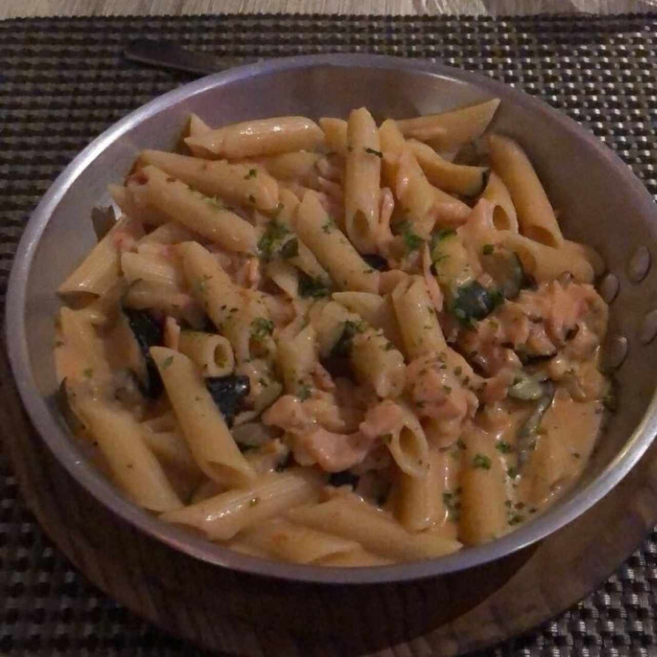 Penne con salmón y zucchini