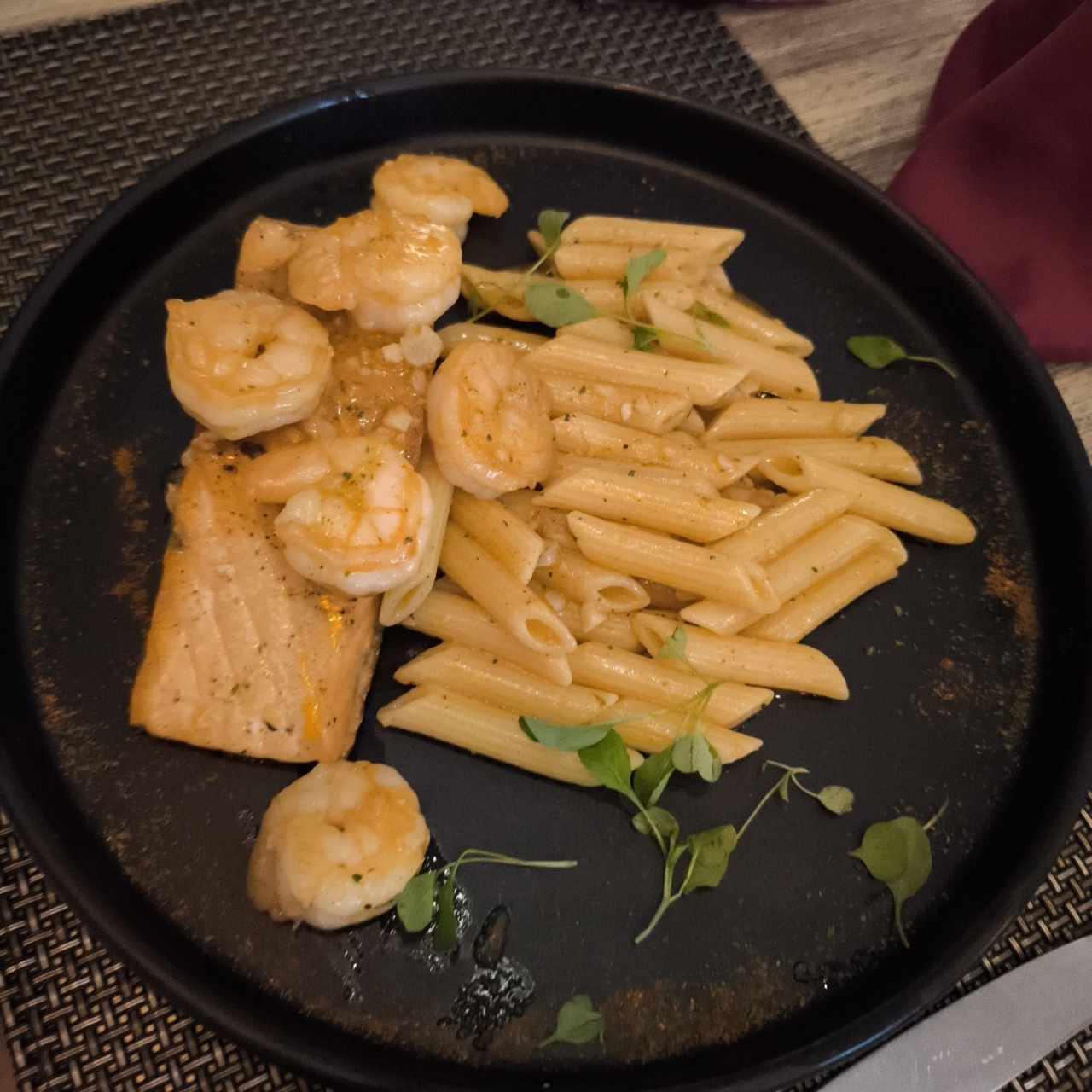 salmón con camarones al ajillo