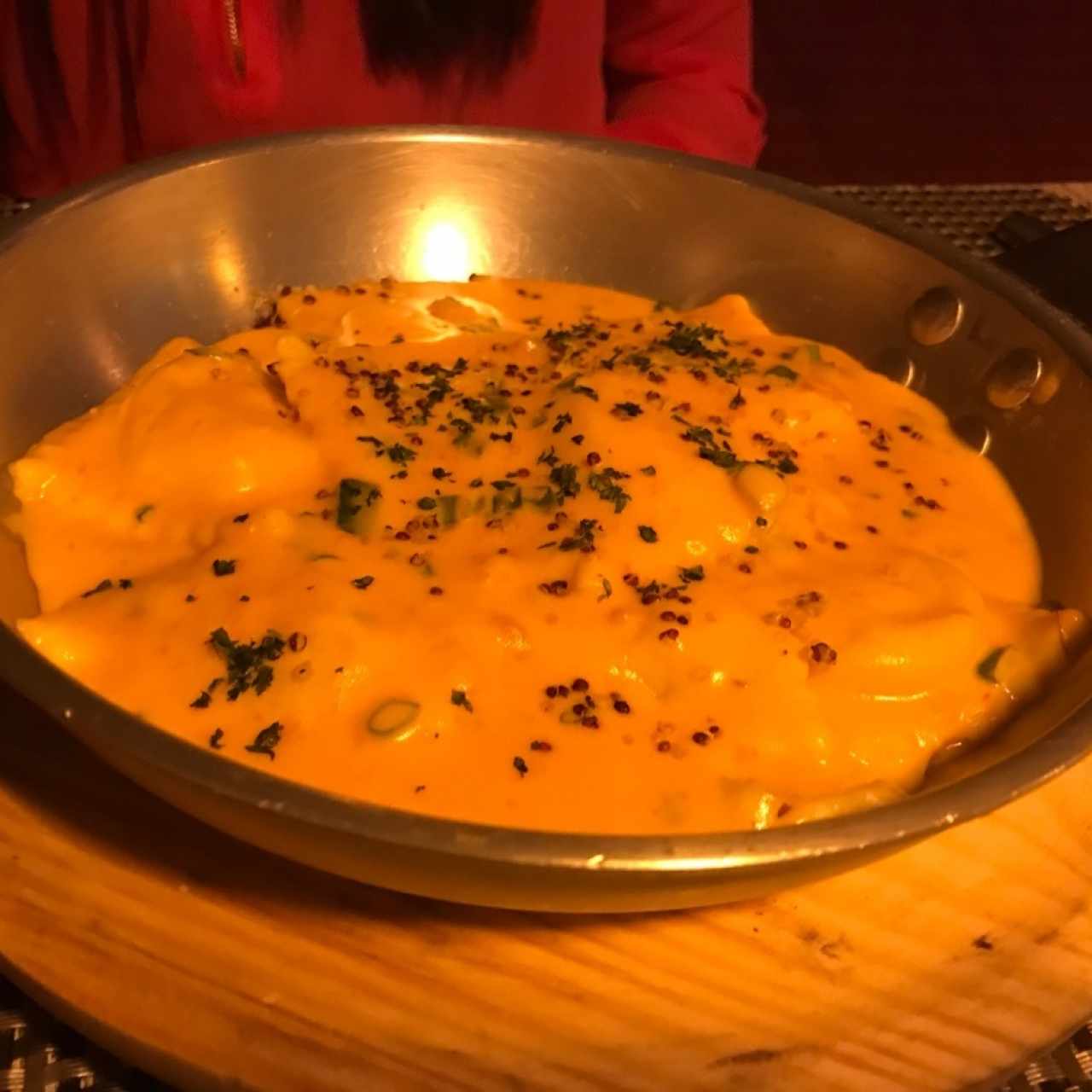 Ravioli de Salmon Ahumado y Queso Ricotta, a la Crema de Cebollina