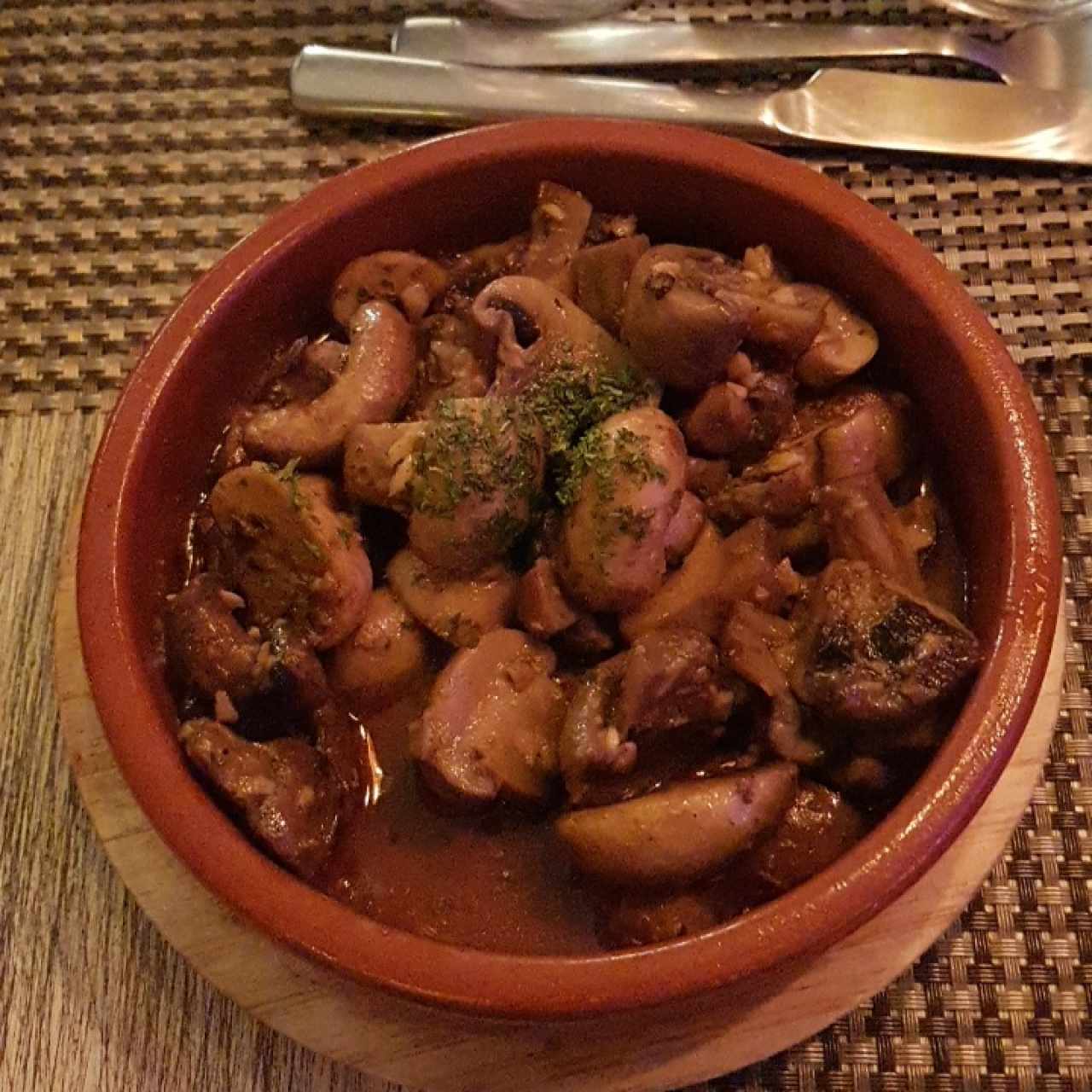 Champiñones al Ajillo