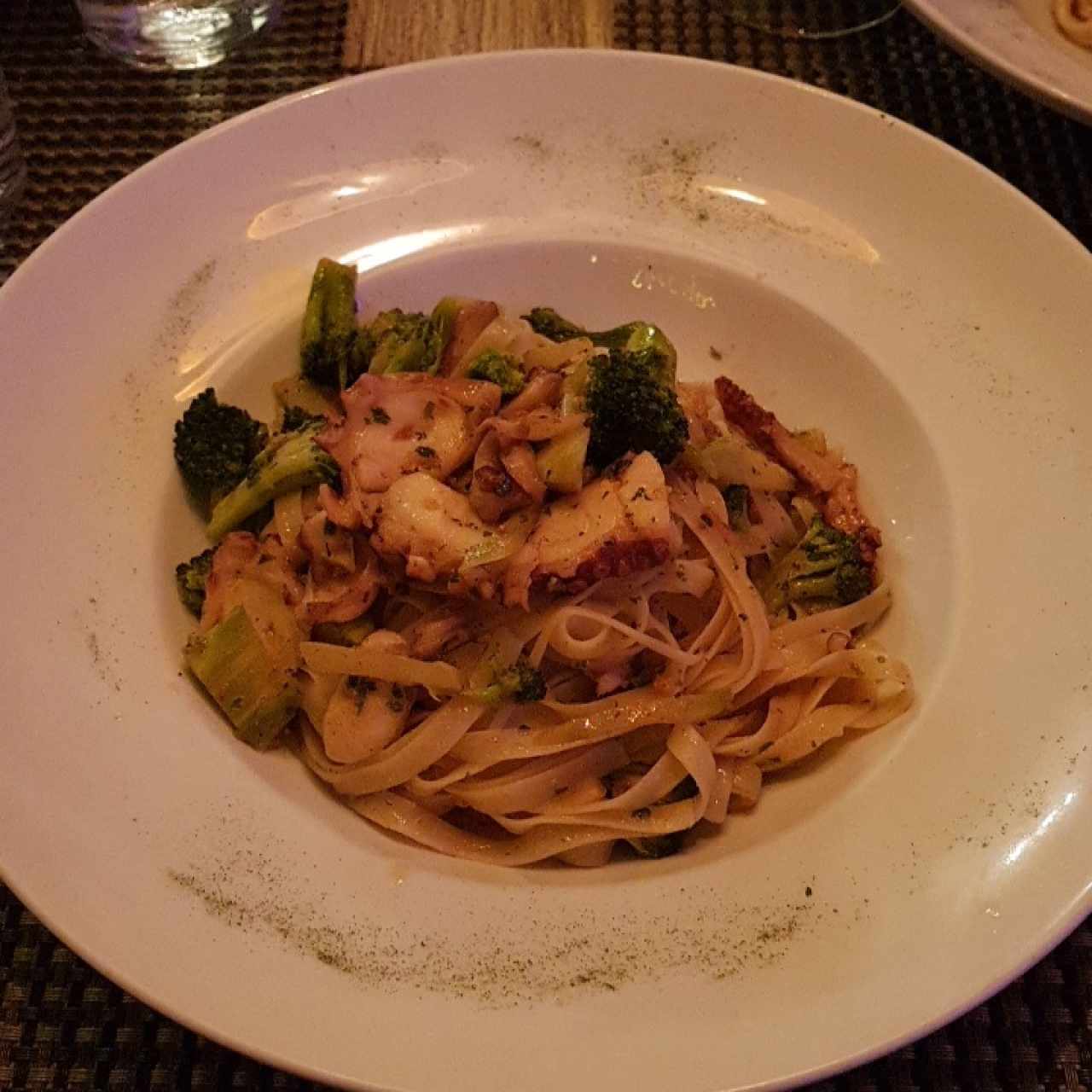 Fettuccine con pulpo y brocoli