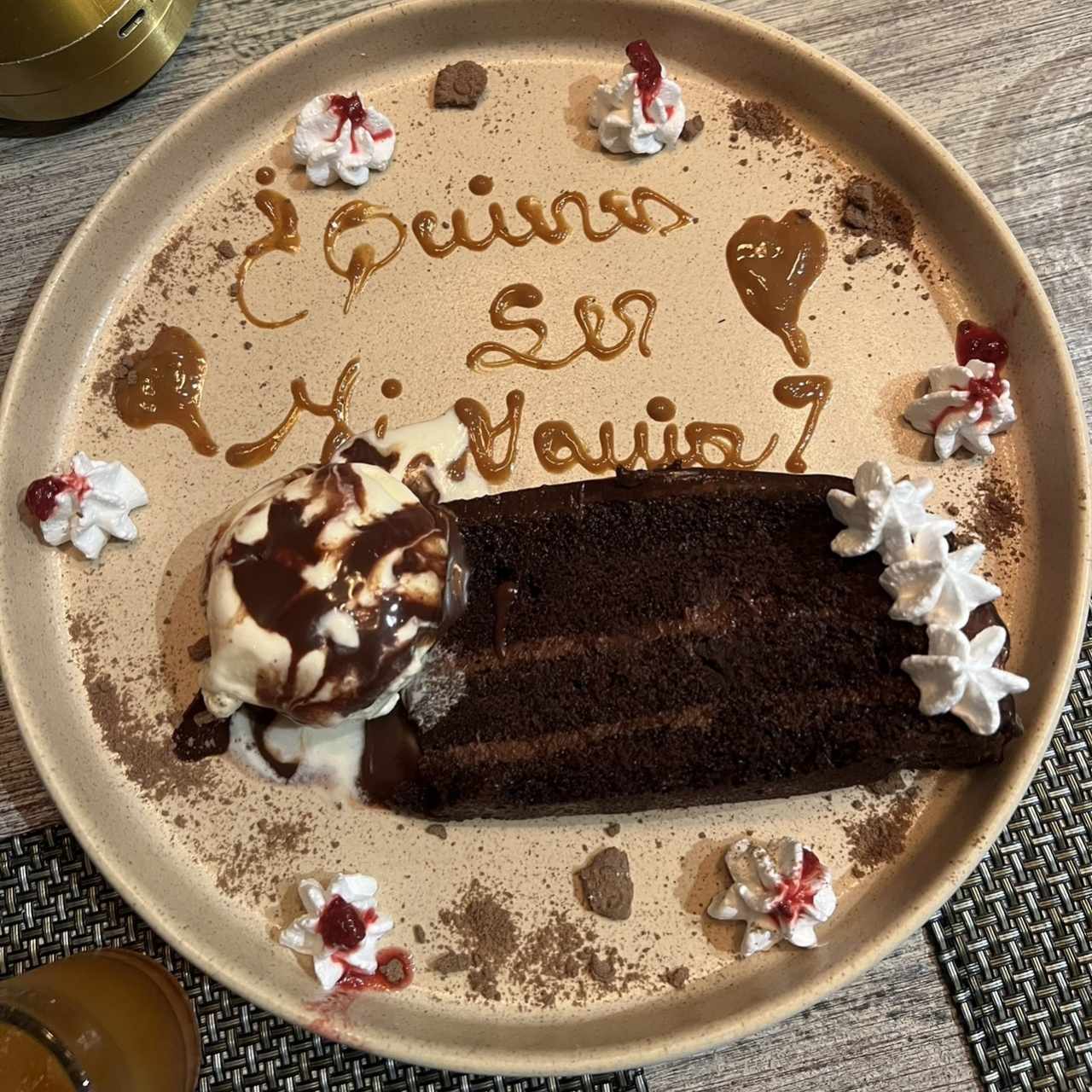 Dulce de chocolate con helado