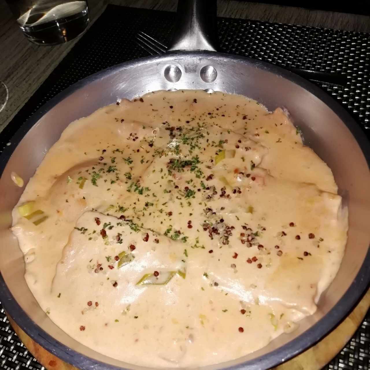 Ravioli de Salmon Ahumado y Queso Ricotta, a la Crema de Cebollina
