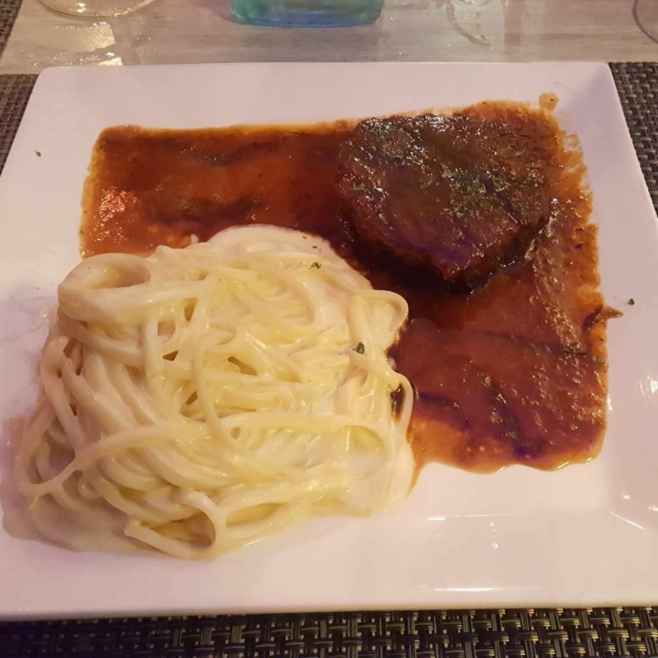 Extracotto de res con linguini a las 4 quesos