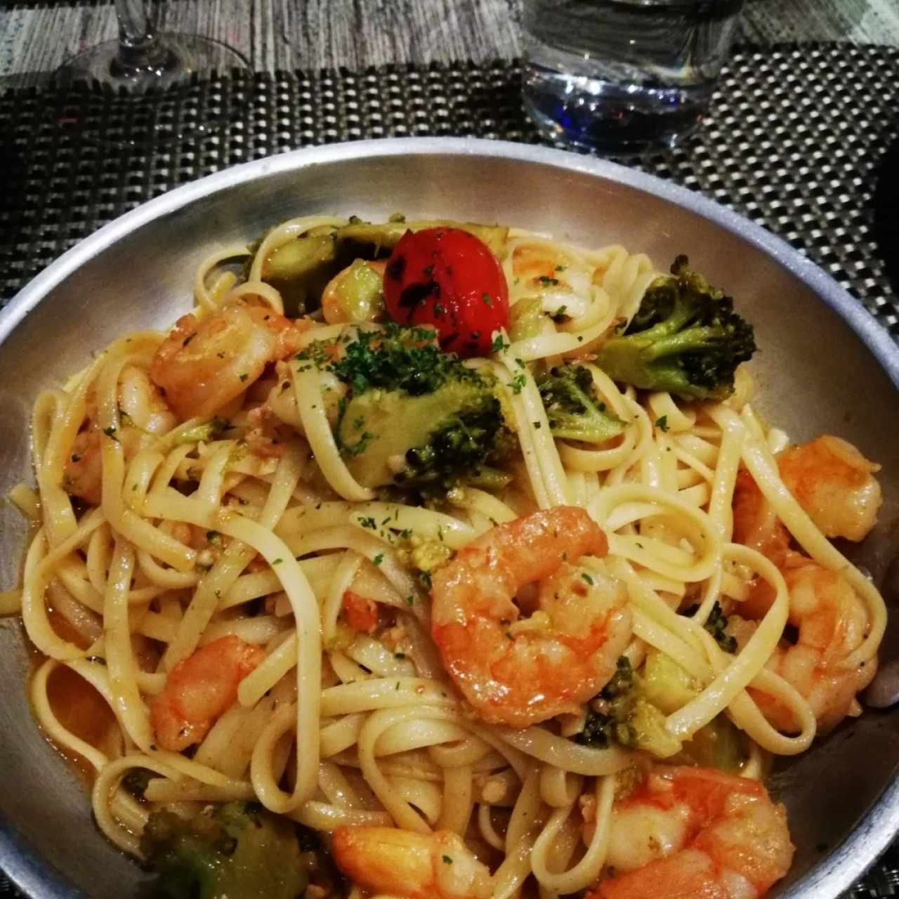 Linguini con Camaron y Brócoli
