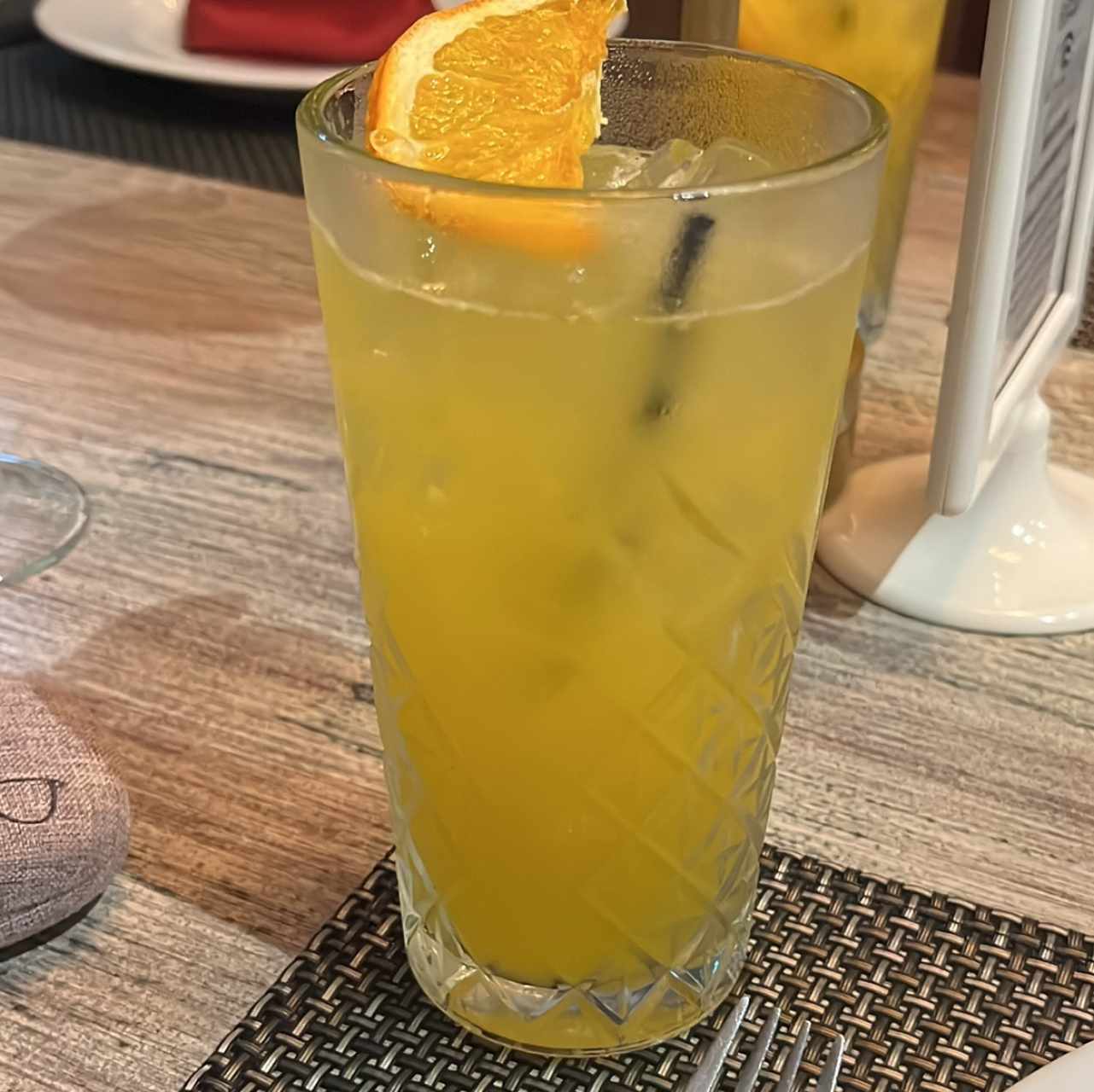Jugo de maracuya, mango y limon con un toque de ron