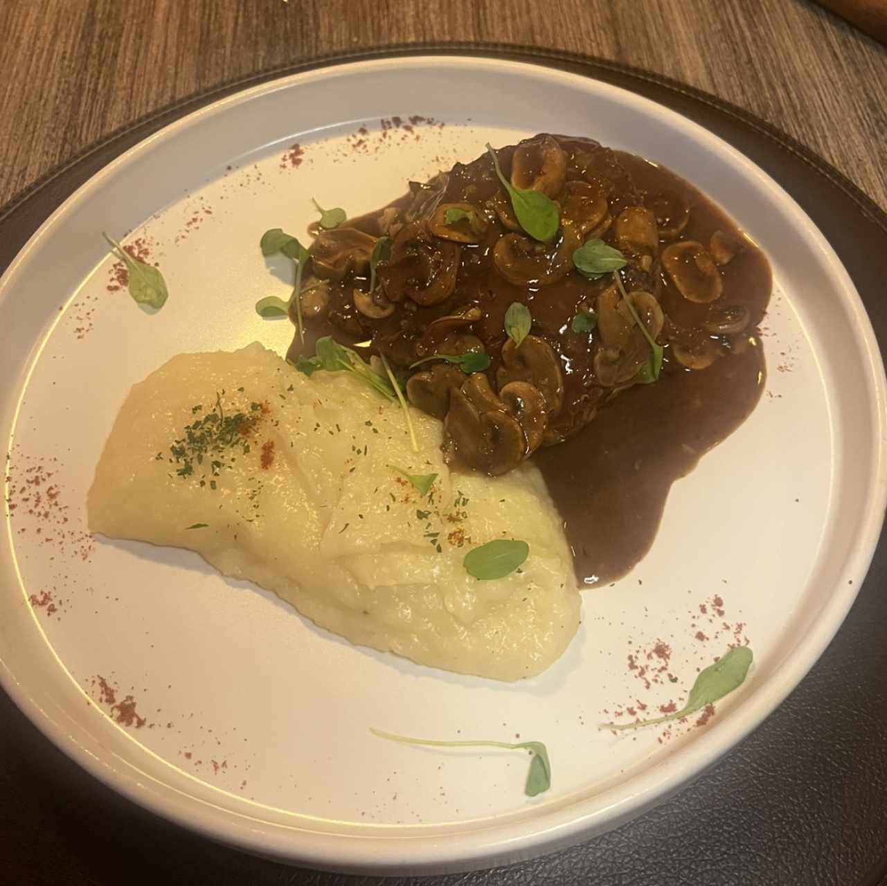 Filete de Res en Salsa de Champiñones