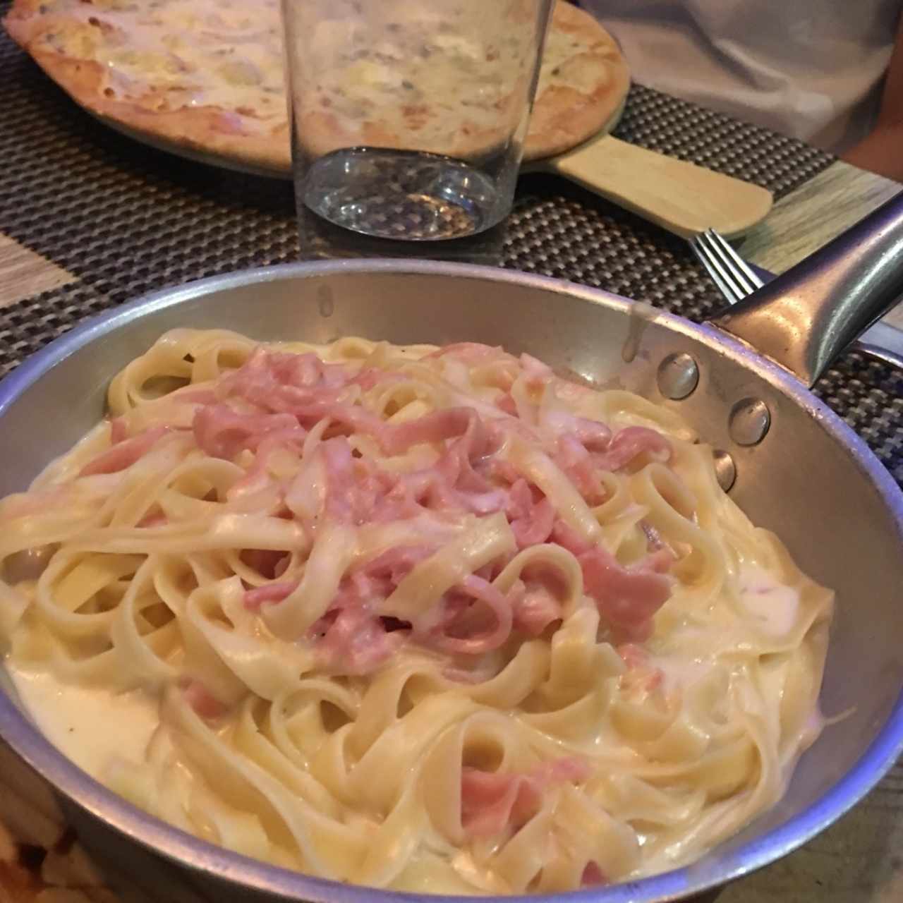 Fettucine Alfredo y al fondo Pizza Quattro Stagioni