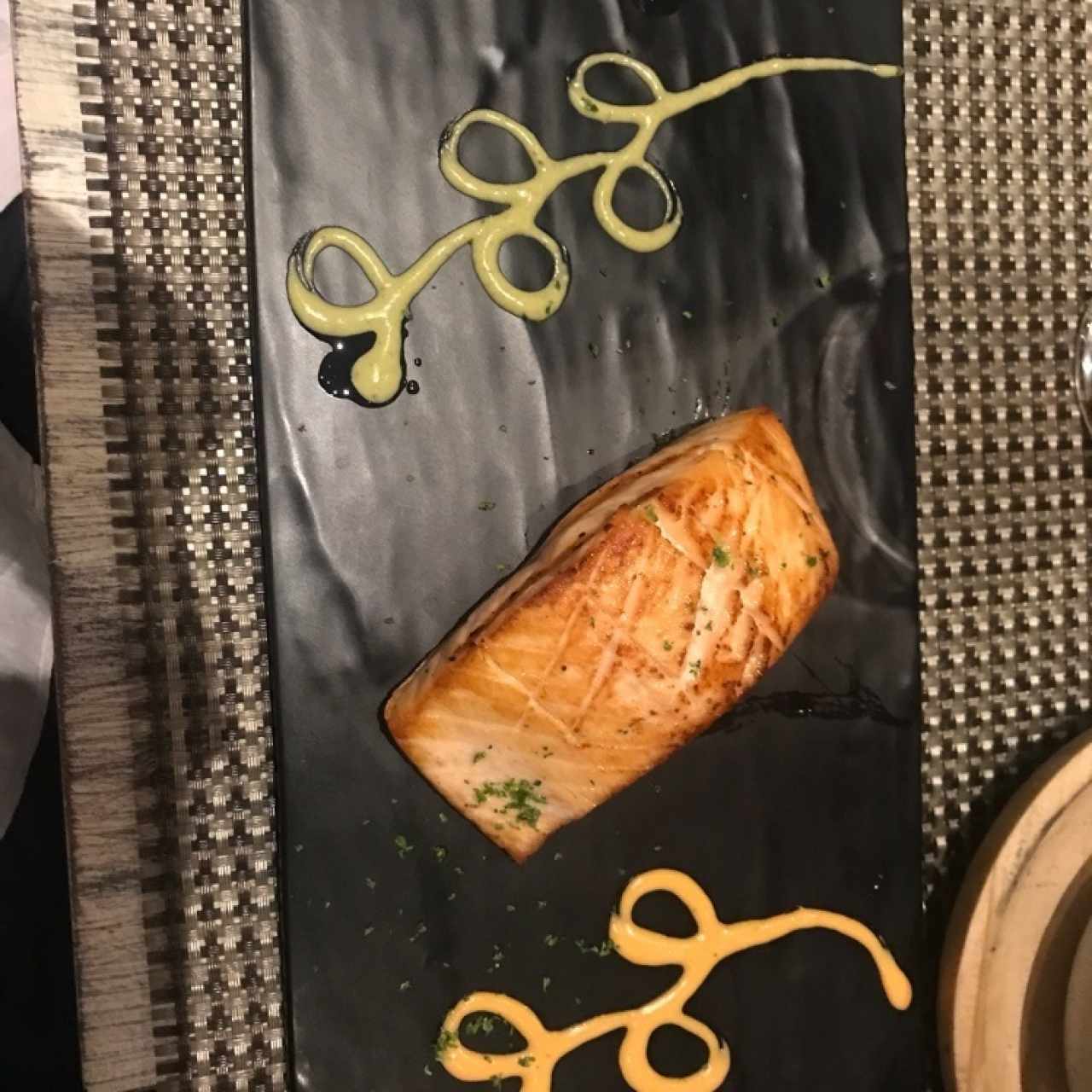 Lomo de Salmon o Atún al Grill Con Acompañamiento de su Seleccion