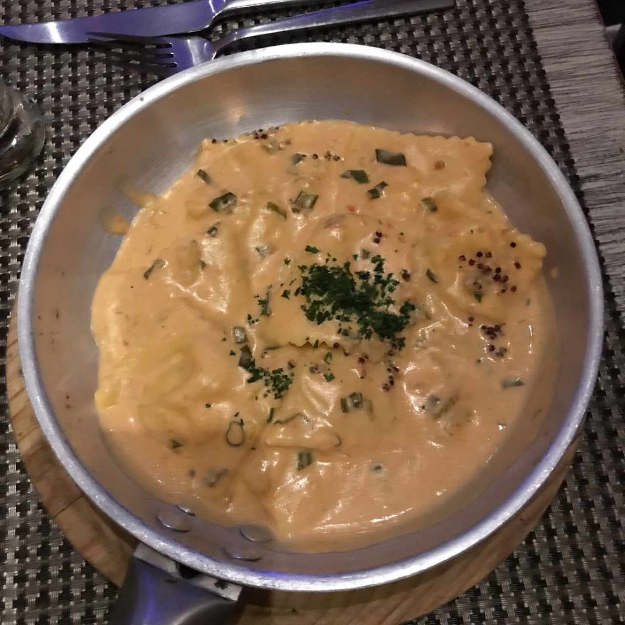 Ravioli de Salmon Ahumado y Queso Ricotta, a la Crema de Cebollina