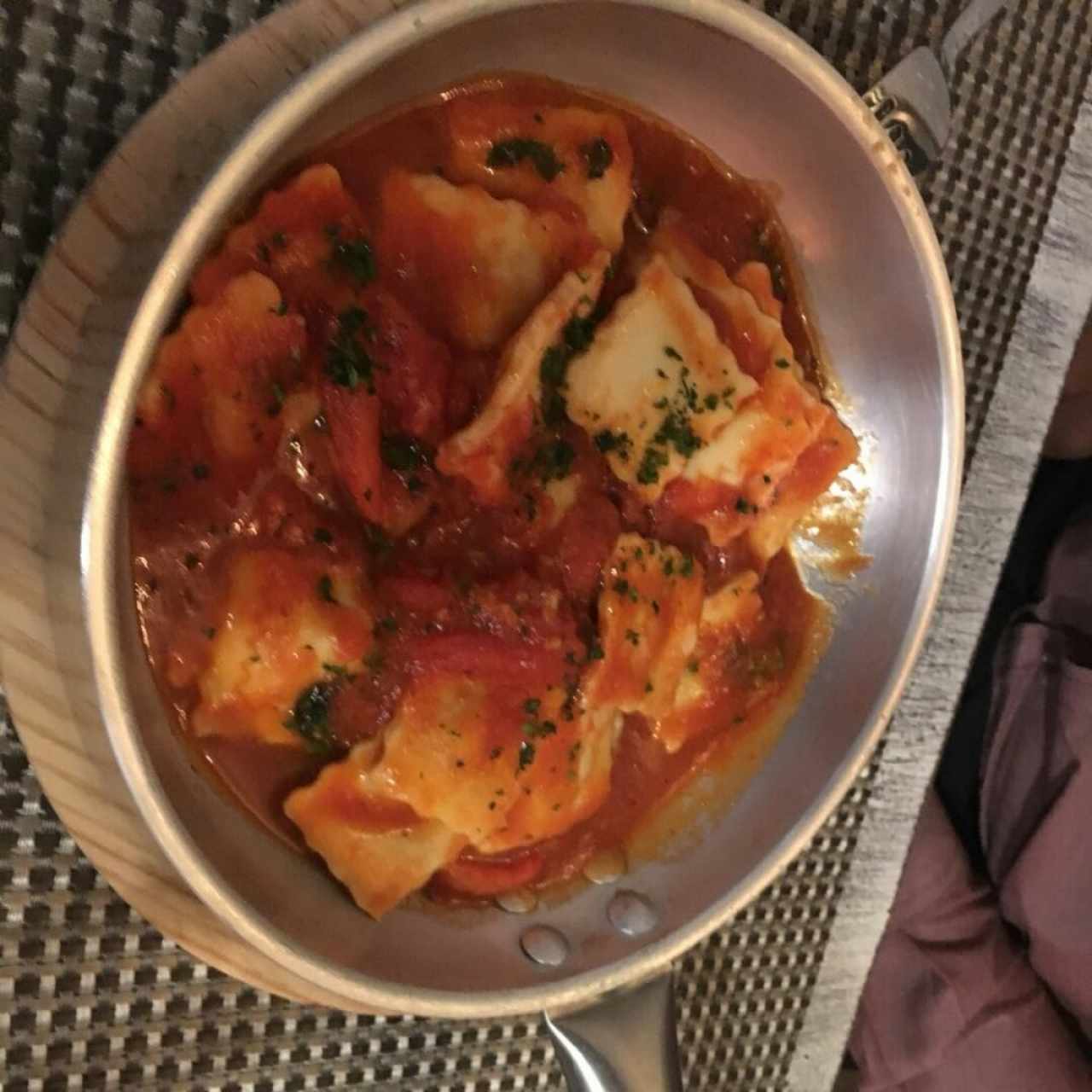 Ravioli de Carne Salteado Al Fileto Di Pomodoro