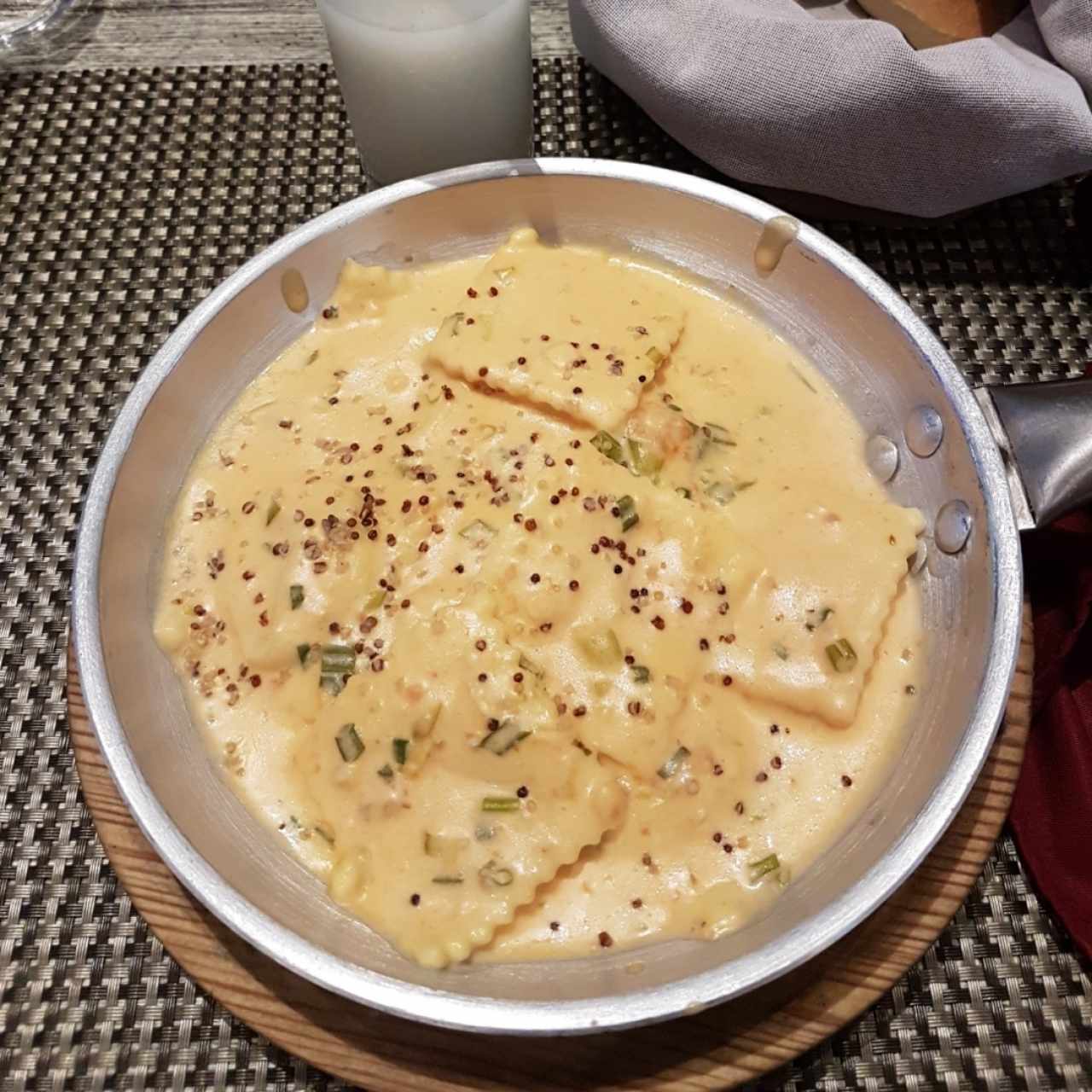 Ravioli de Salmon Ahumado y Queso Ricotta, a la Crema de Cebollina
