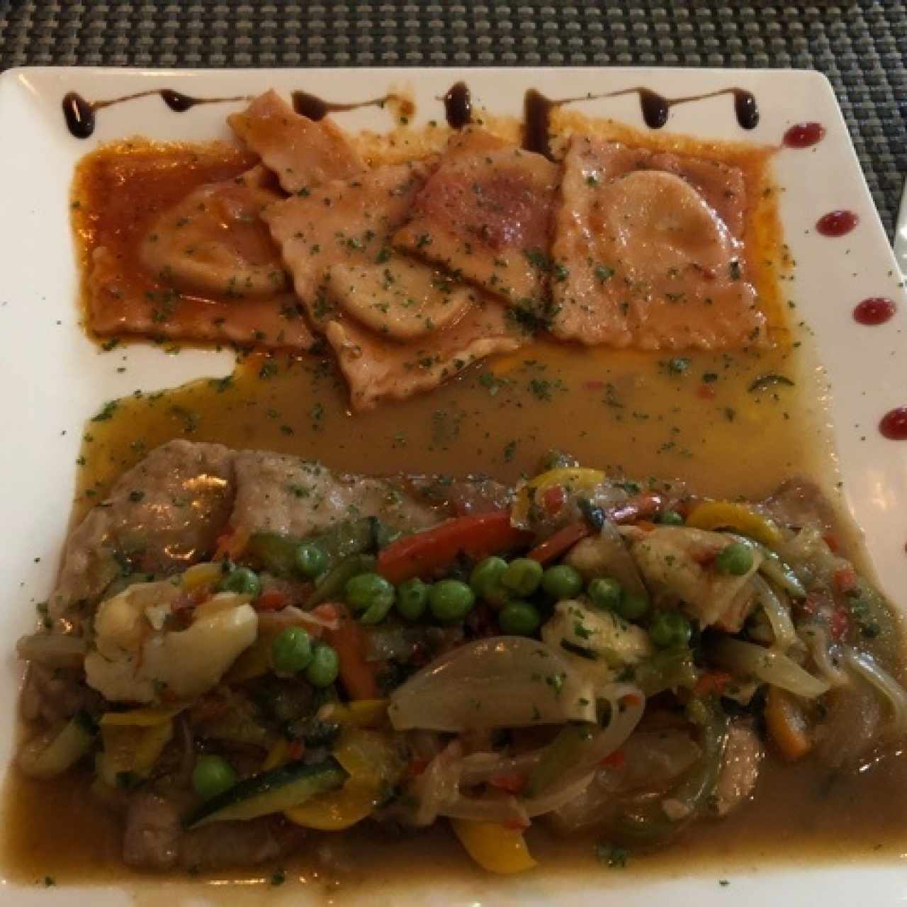 Escalopina de Cerdo del Bosque, con Raviolis Morados