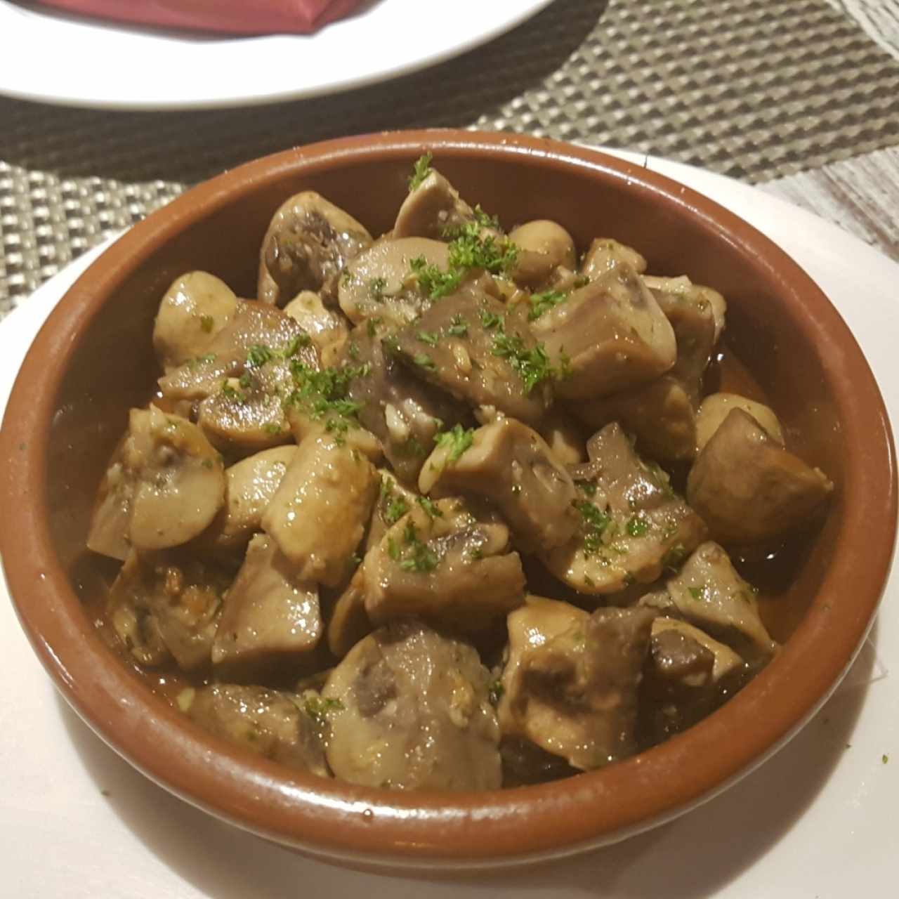 Champiñones al Ajillo