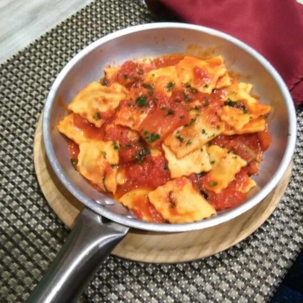 Ravioli de Carne Salteado Al Fileto Di Pomodoro