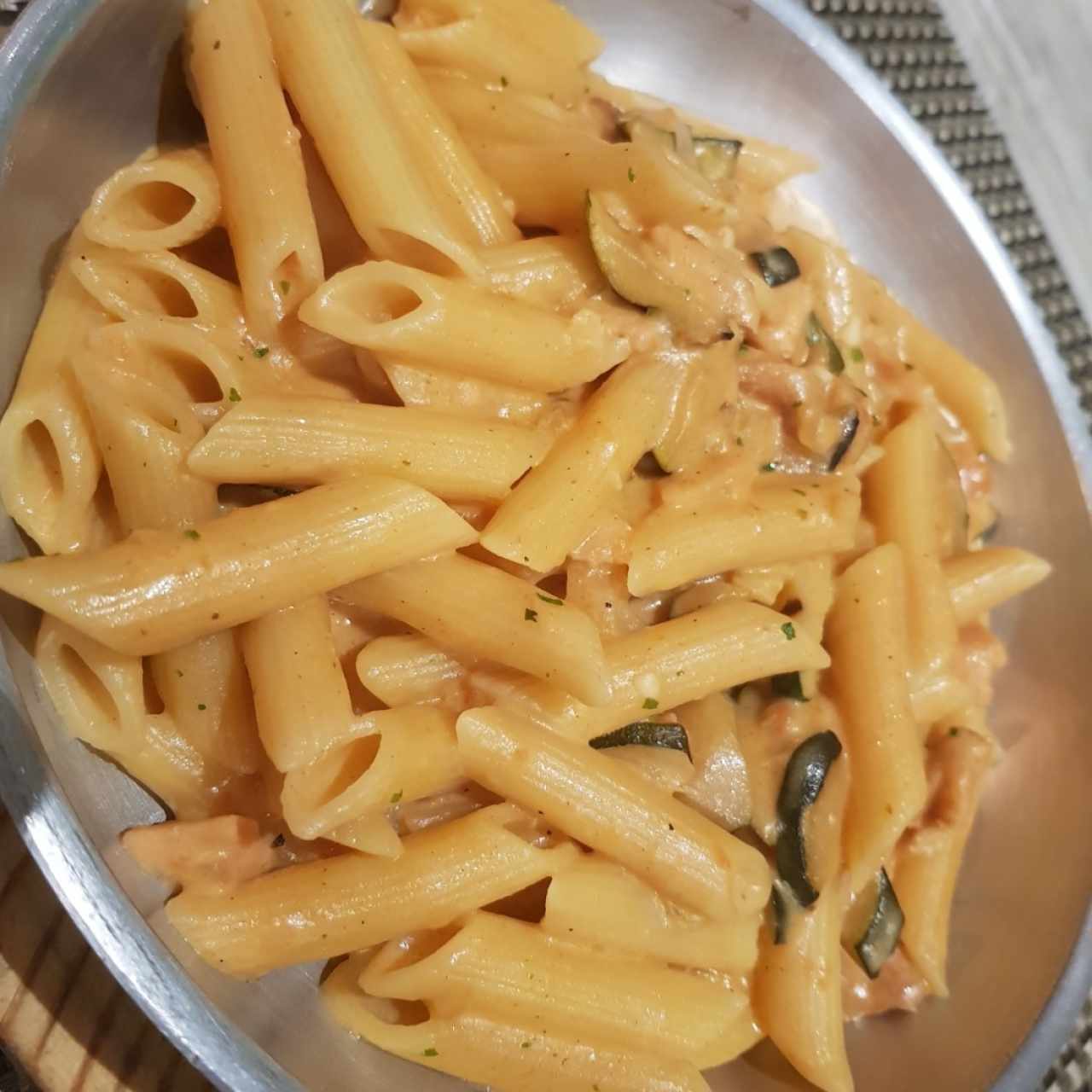 Penne con Salmon y Zuchinni