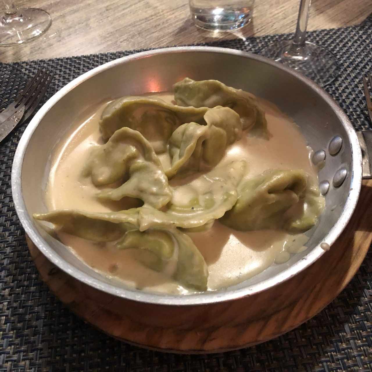 Tortelonis rellenos de ricota y espinaca en salsa de cuatro quesos