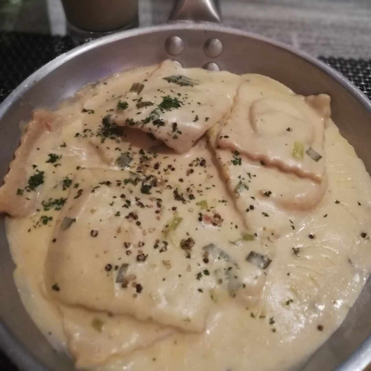 Ravioli de Salmon Ahumado y Queso Ricotta, a la Crema de Cebollina