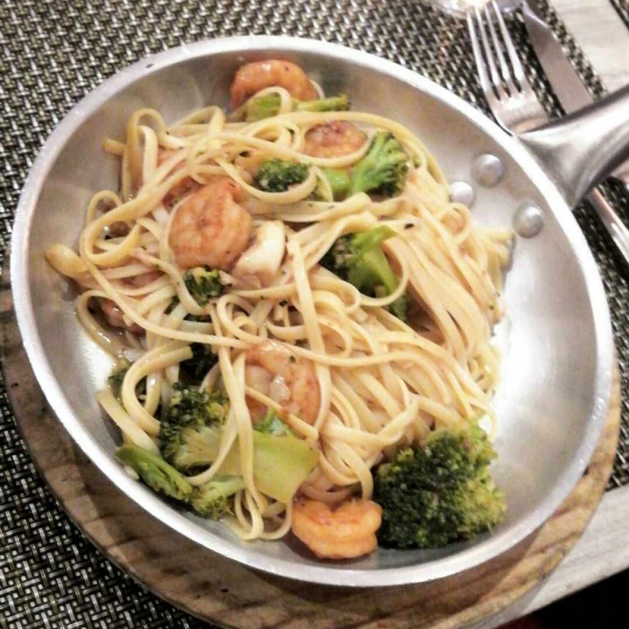 linguini con camarones y brócoli