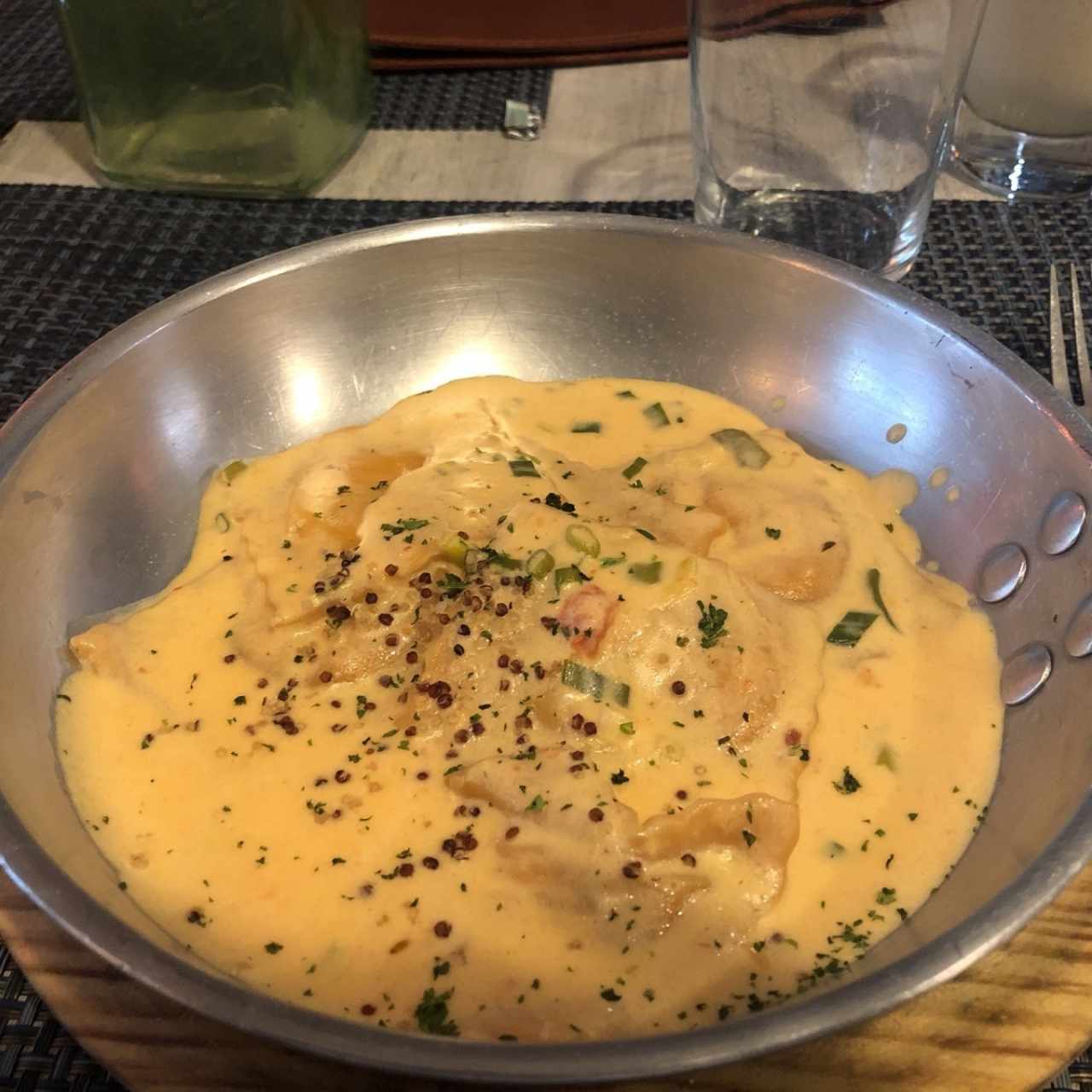 Ravioli de Salmon Ahumado y Queso Ricotta, a la Crema de Cebollina