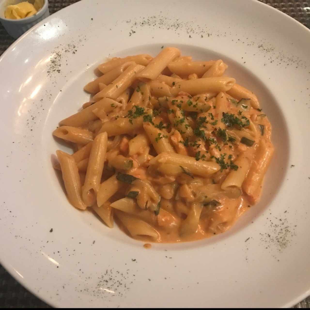 Penne con Salmon y Zucchinni