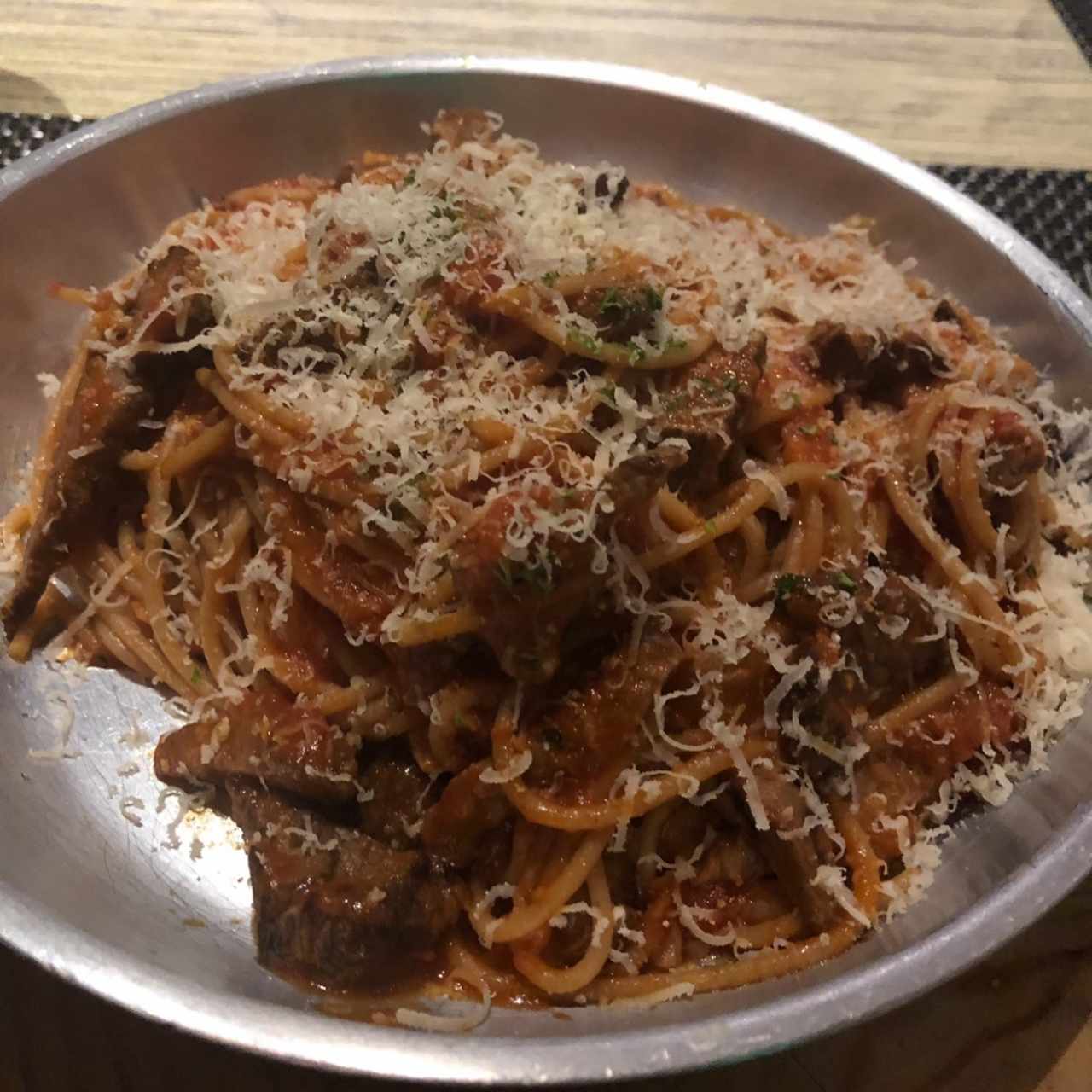 Pasta en salsa de tomate con filete de res.