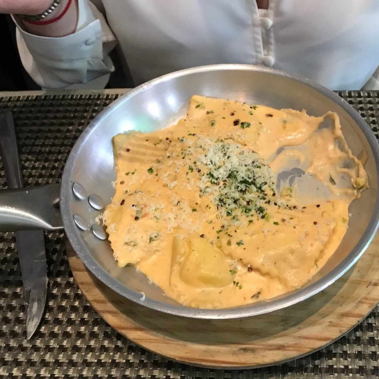 Ravioli de Salmon Ahumado y Queso Ricotta, a la Crema de Cebollina