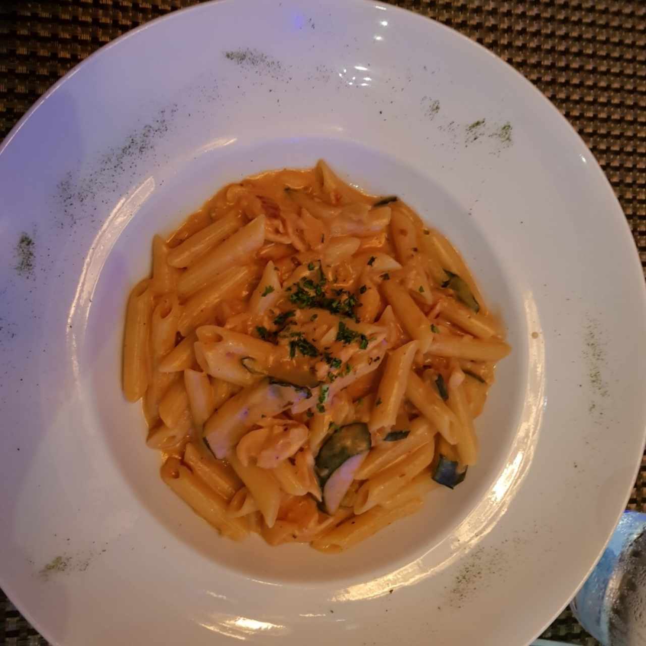Penne con salmón y zucchini