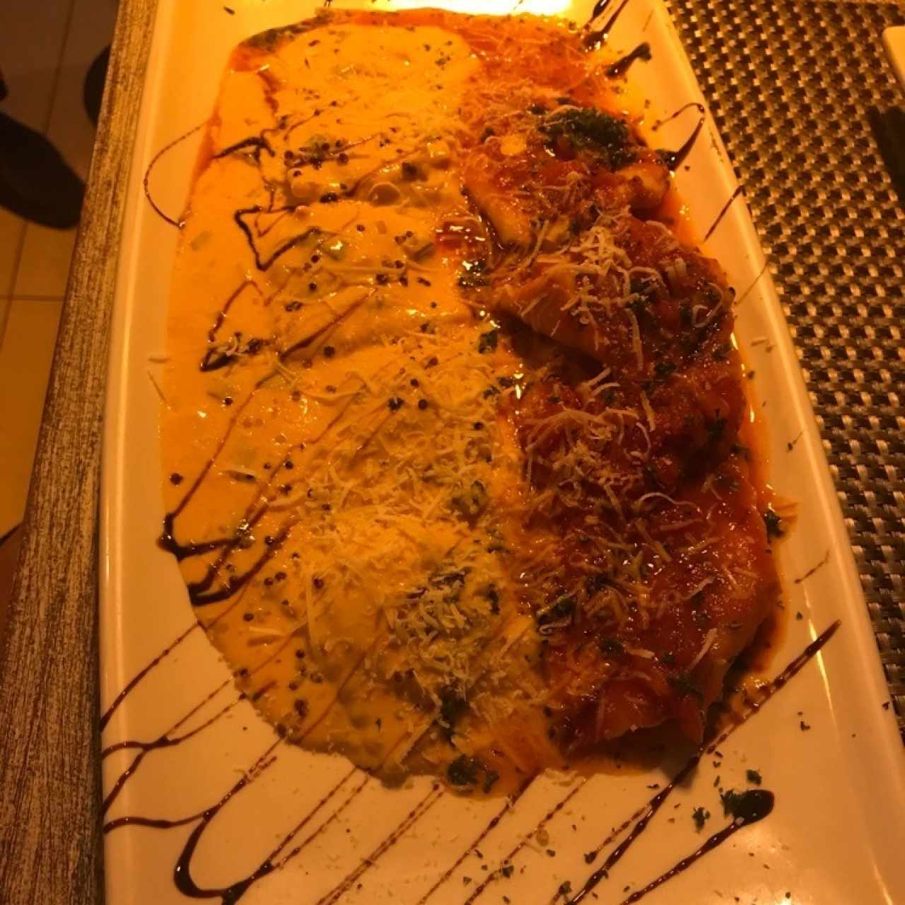 Ravioli de Salmon Ahumado y Queso Ricotta, a la Crema de Cebollina Junto a raviolis de Berenjena