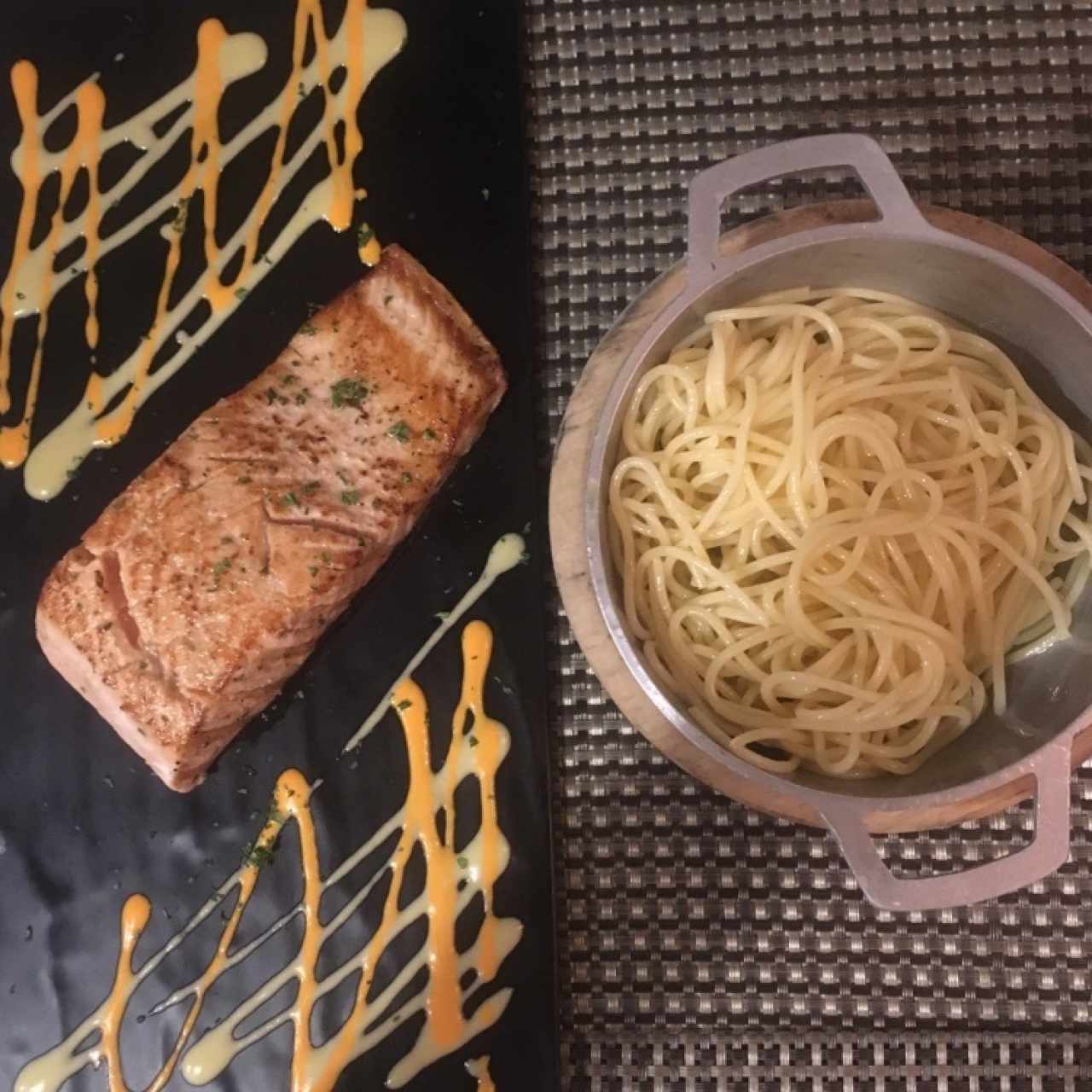 Lomo de Salmon o Atún al Grill Con Acompañamiento de su Seleccion