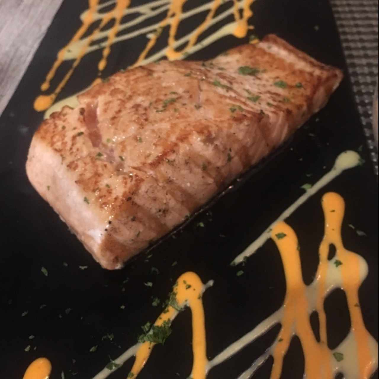 Lomo de Salmon o Atún al Grill Con Acompañamiento de su Seleccion