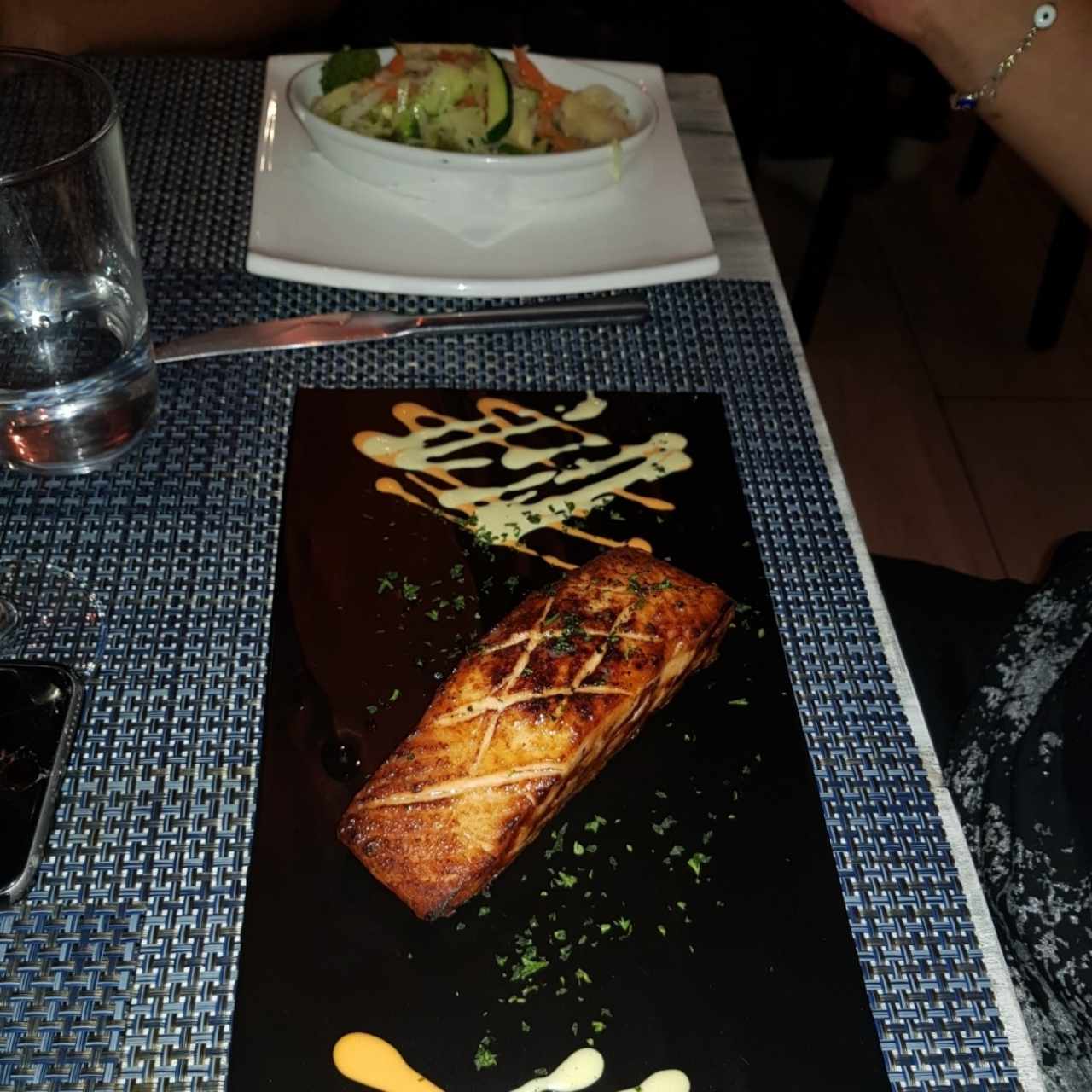 Lomo de Salmon o Atún al Grill Con Acompañamiento de su Seleccion