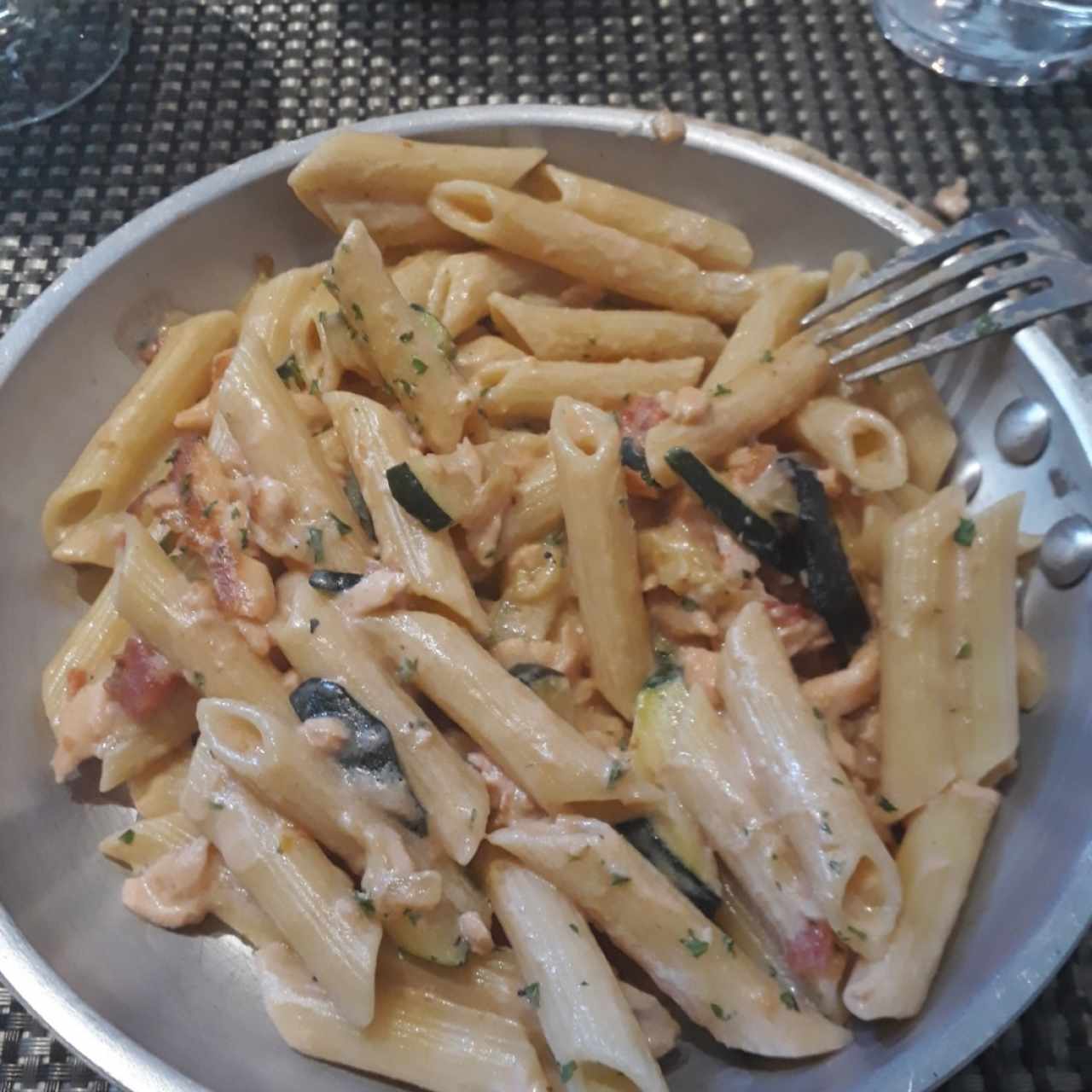 Penne con salmón y zucchini